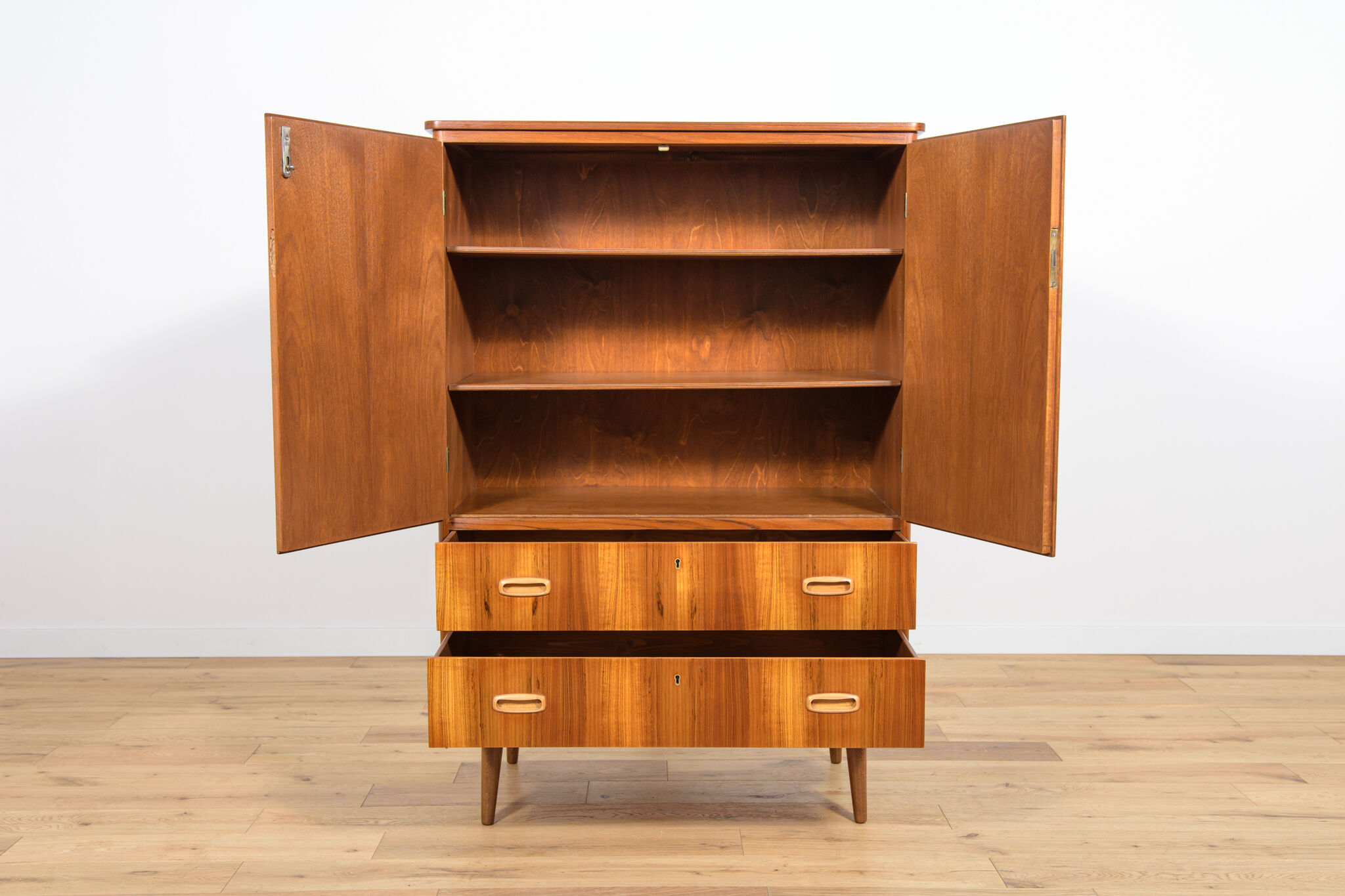 Armoire en teck du milieu du siècle, années 1970