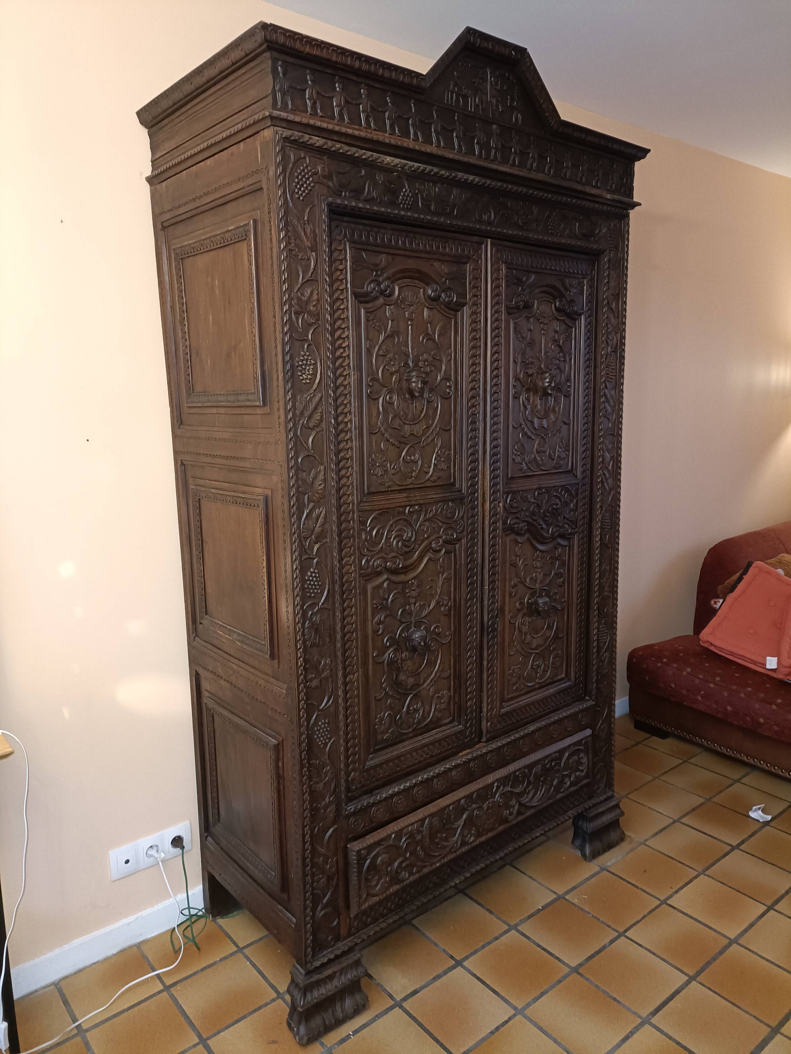 Armoire ancienne presbytère Bretagne