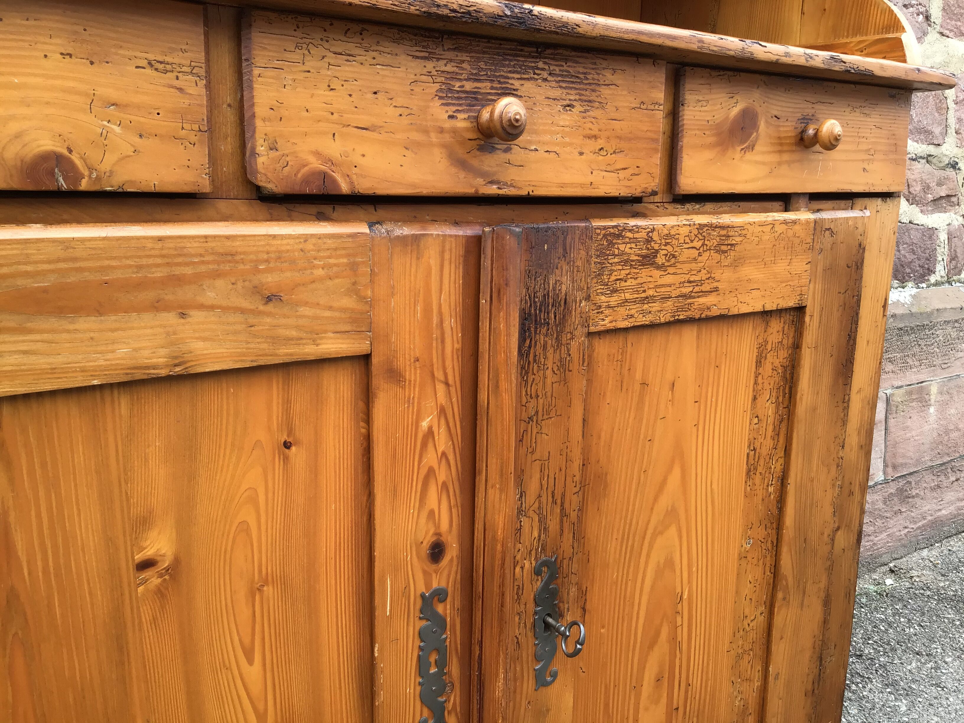 Vaisselier rustique régional vintage en sapin