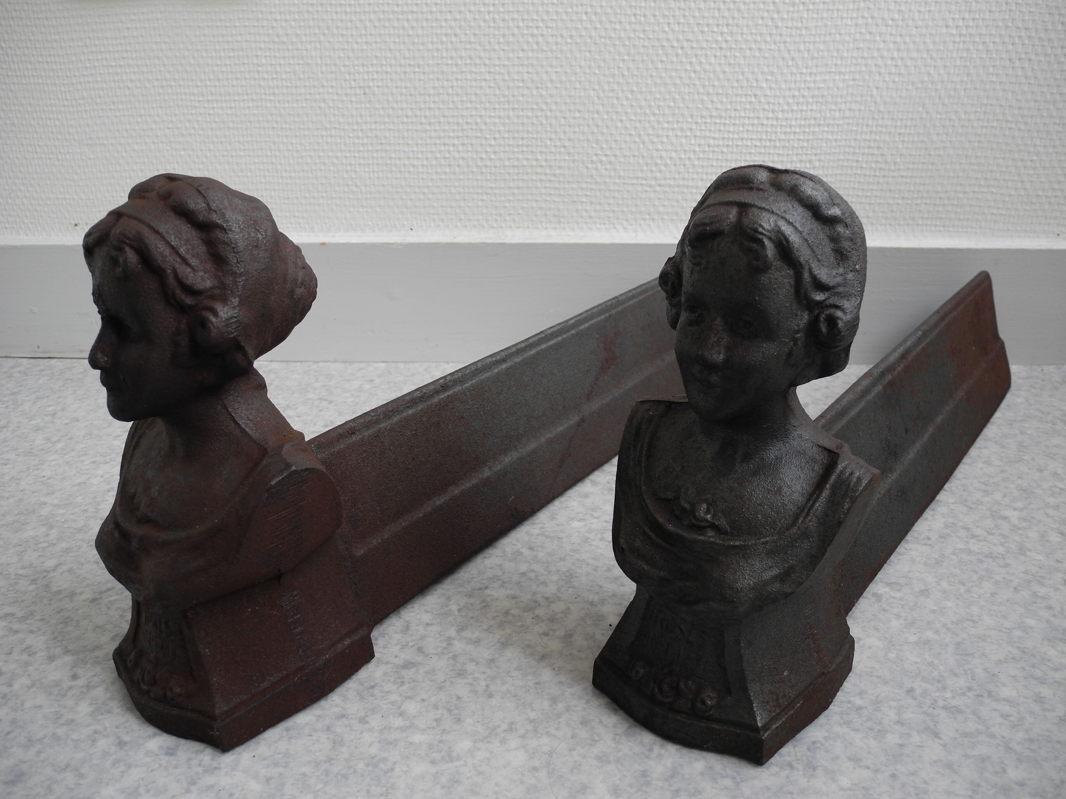Paire chenets anciens fonte "roses de mai" cheminée antique andirons