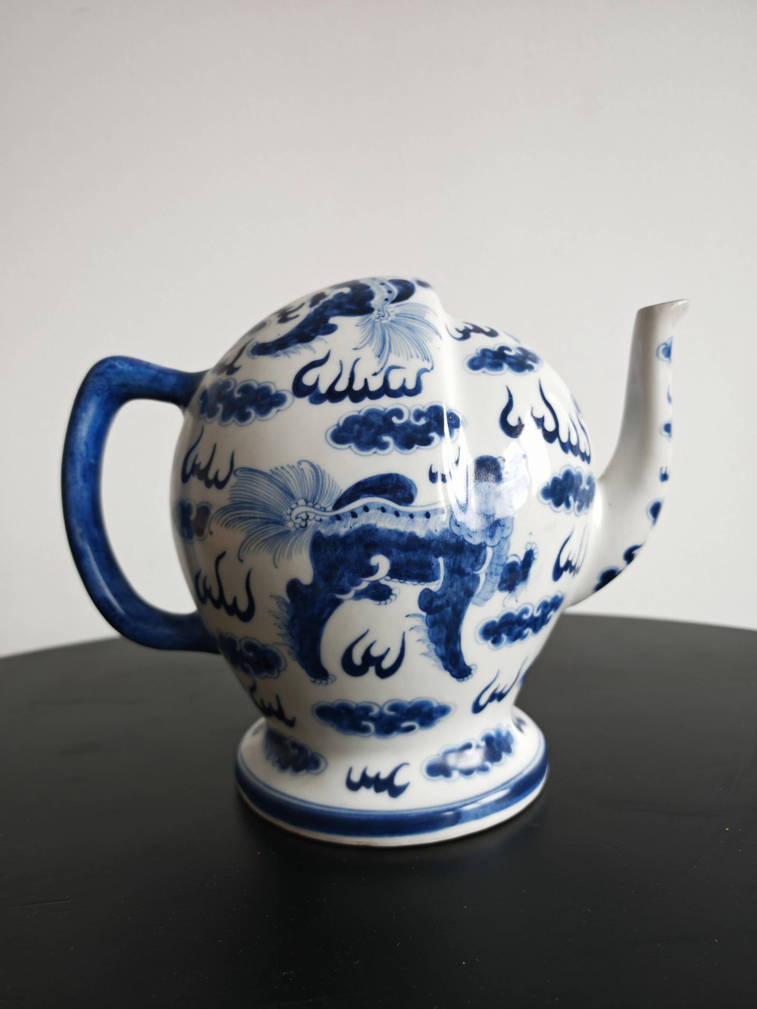 Blue and white porcelain teapot Cadogan, Guangxu period, 19th century.