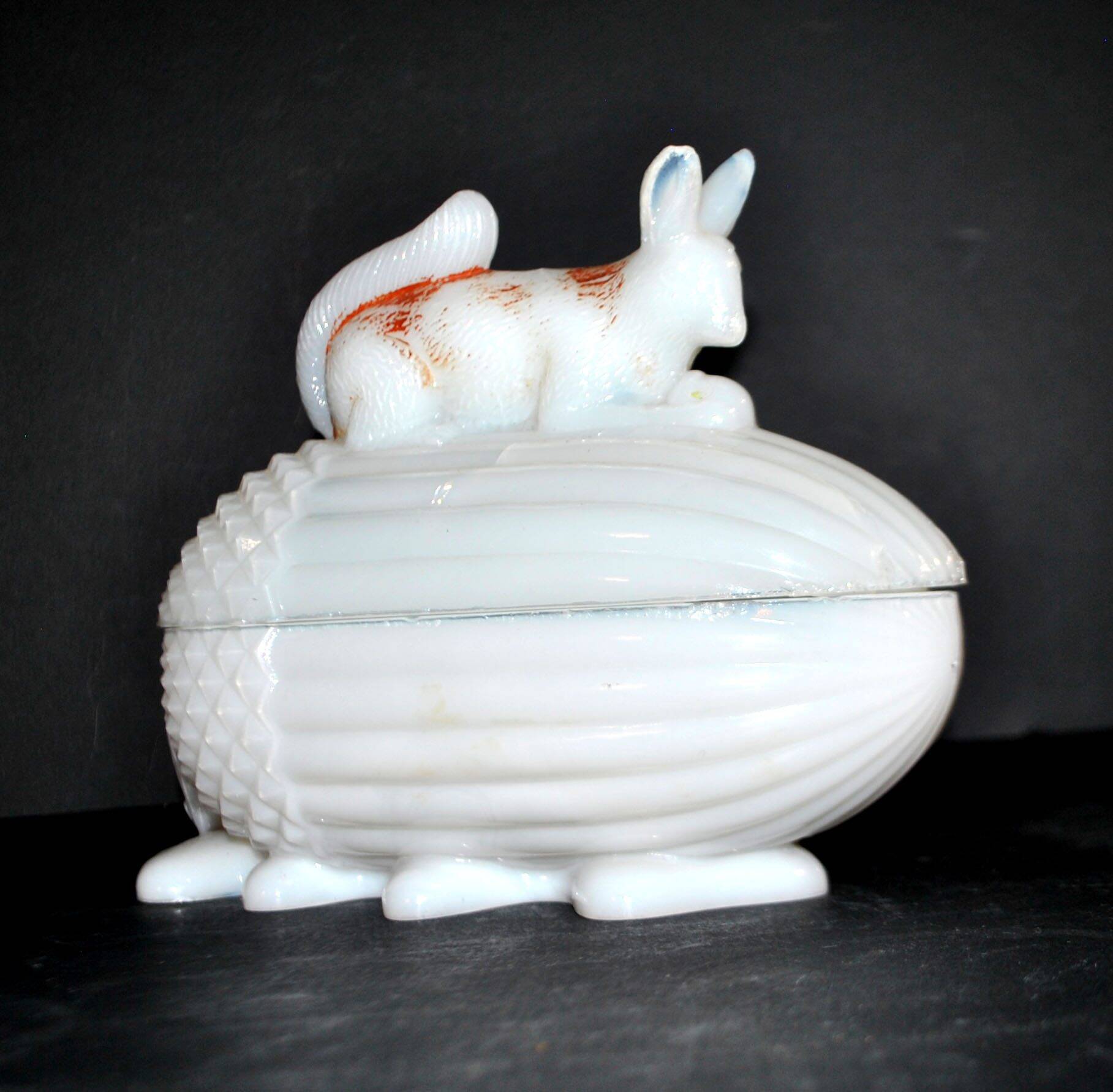 Sucrier écureuil en opaline blanche Vallerysthal, 1910