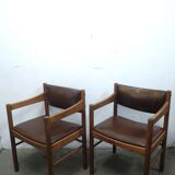 2 chaises en bois de cuir