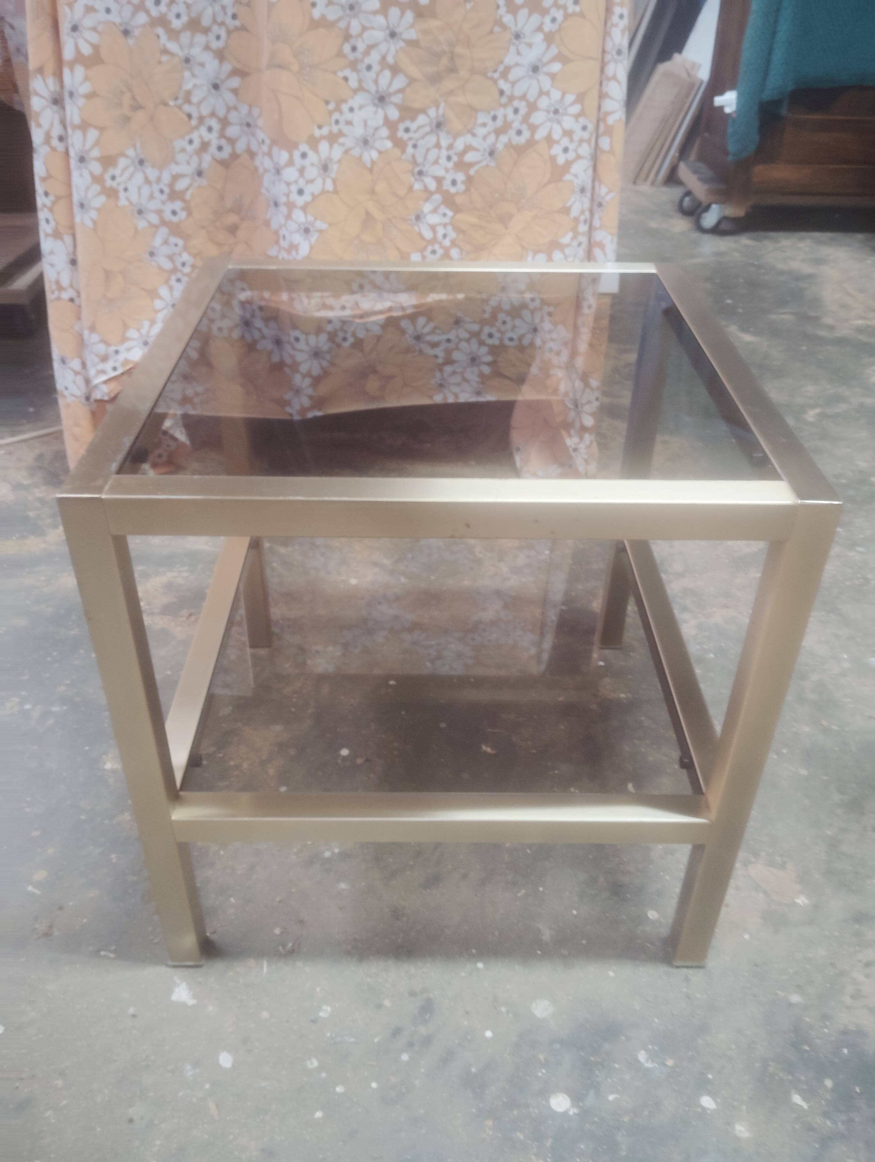 Table d'appoint metal doré et verre fumé