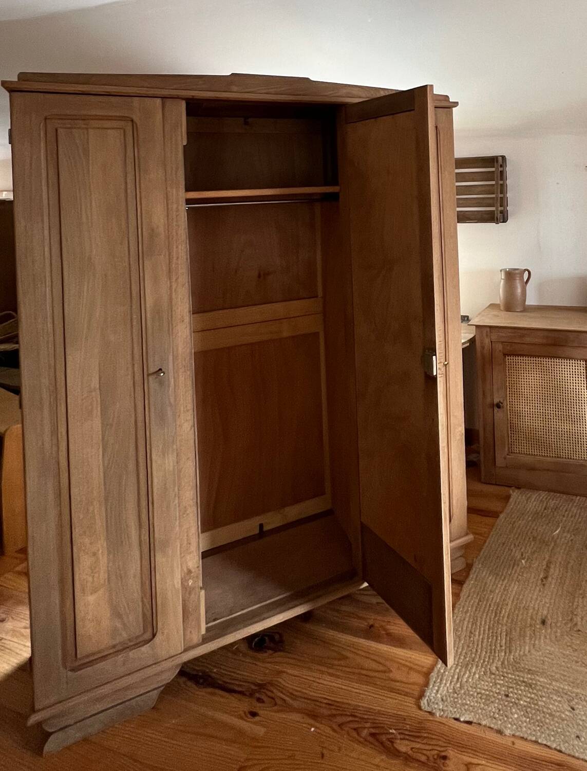 Antique wardrobe in raw solid oak: hanging space + shelves