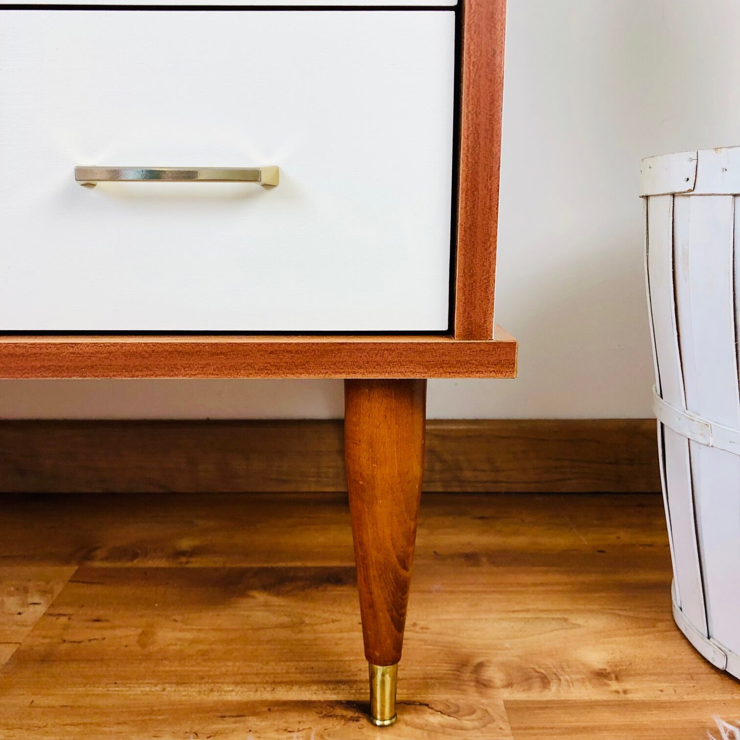 White and wooden chest of drawers
