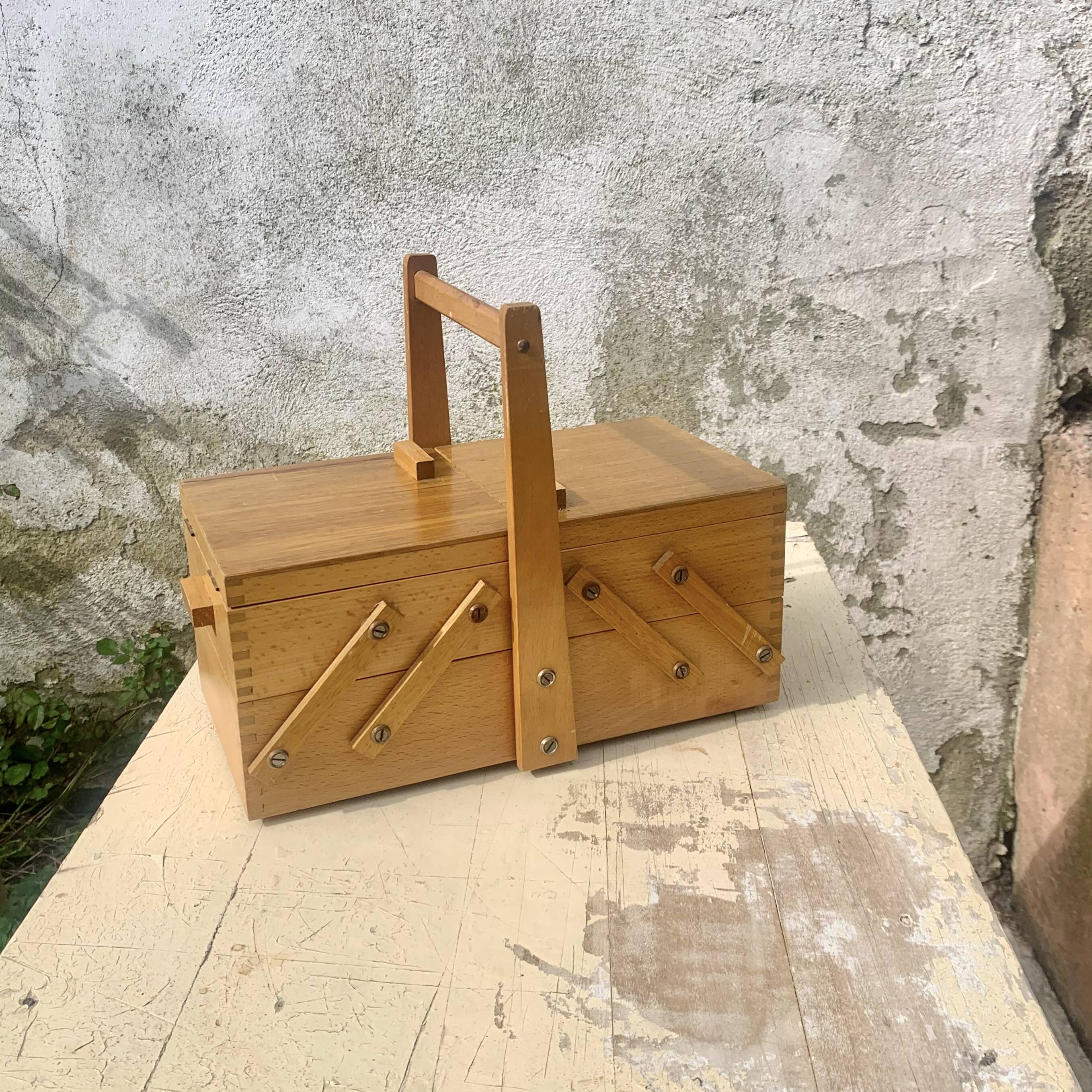 Petite travailleuse en bois vintage