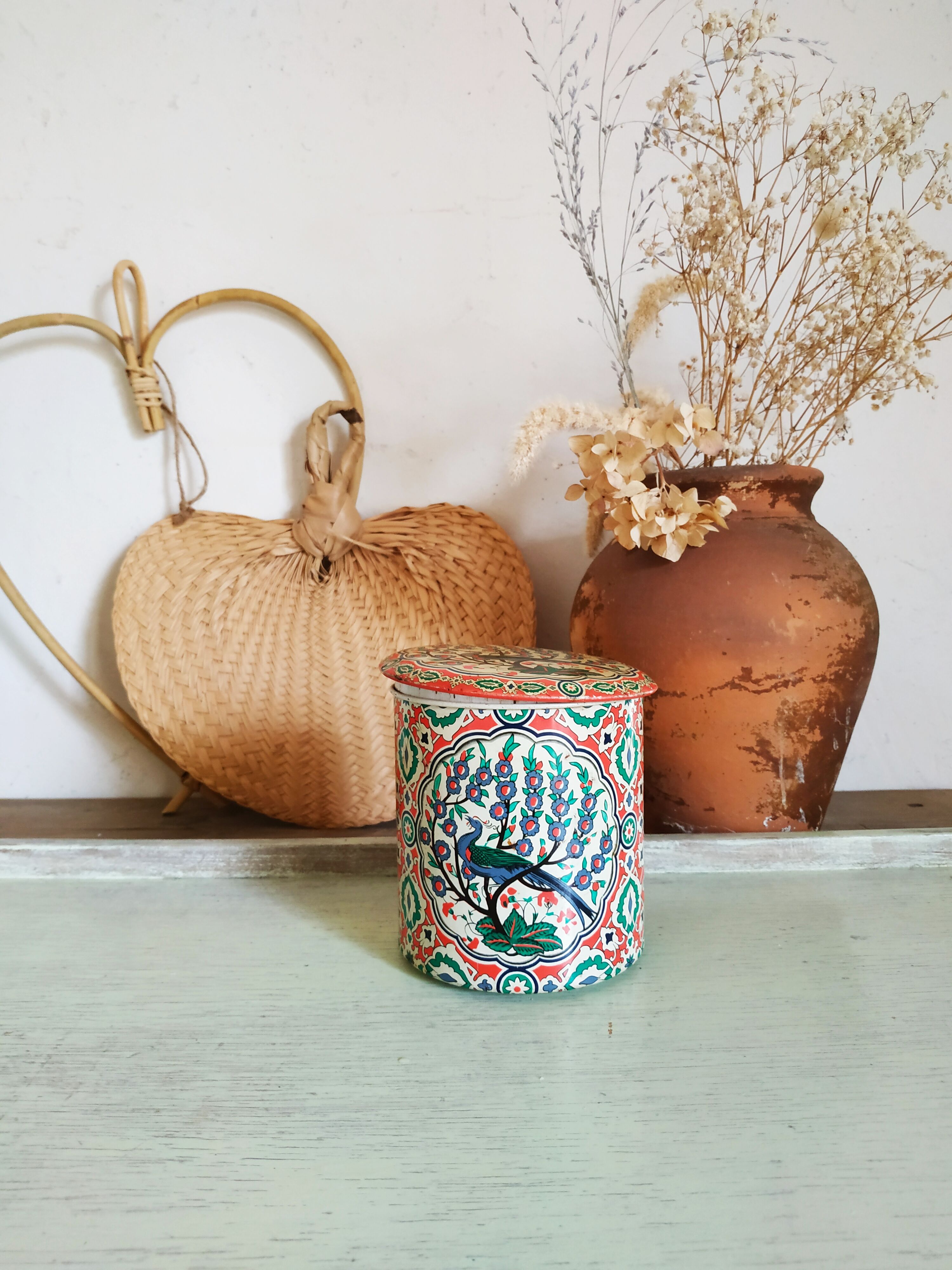 Boîte colorée ancienne motifs floraux et paon