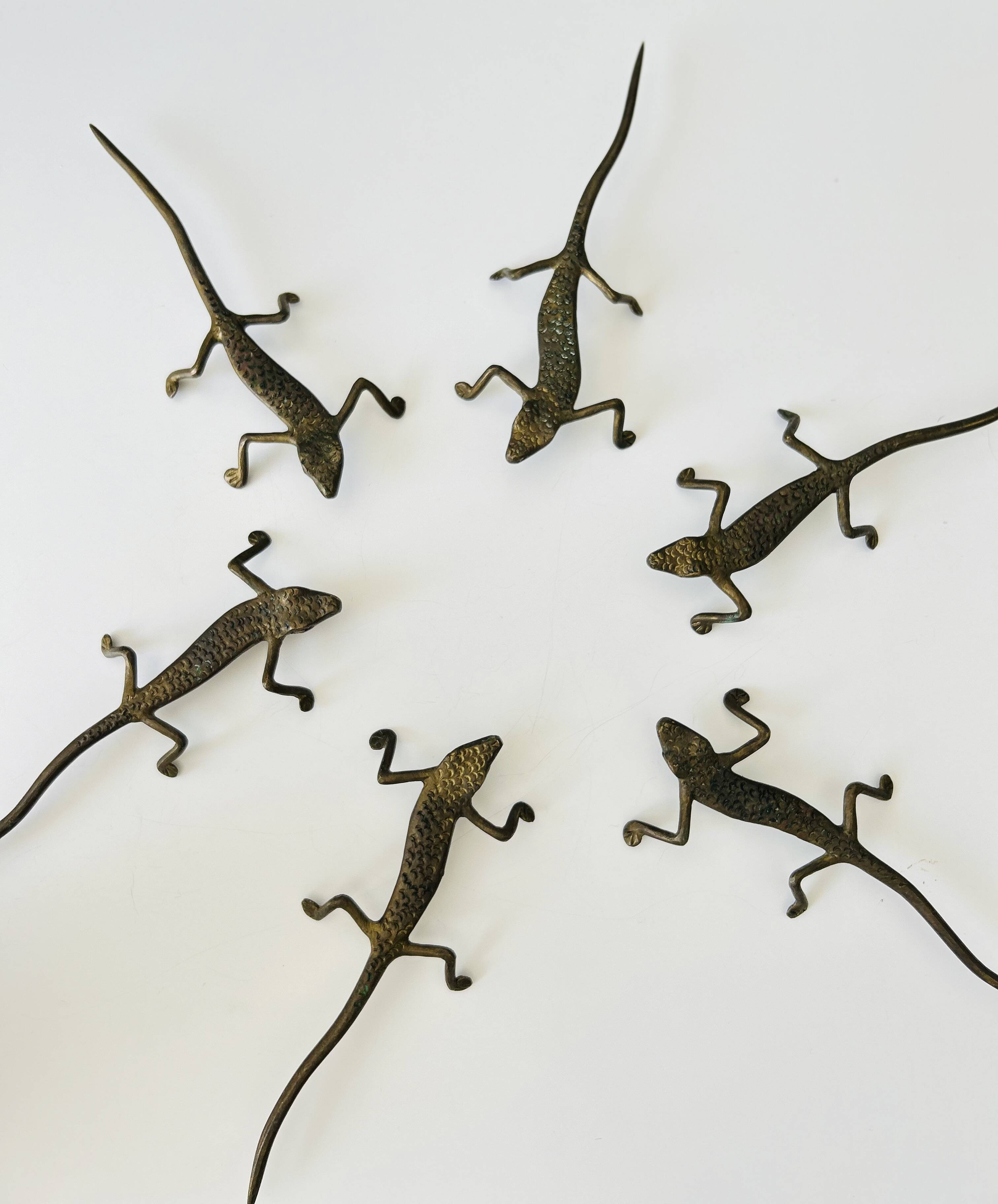 Bronze lizard knife holder