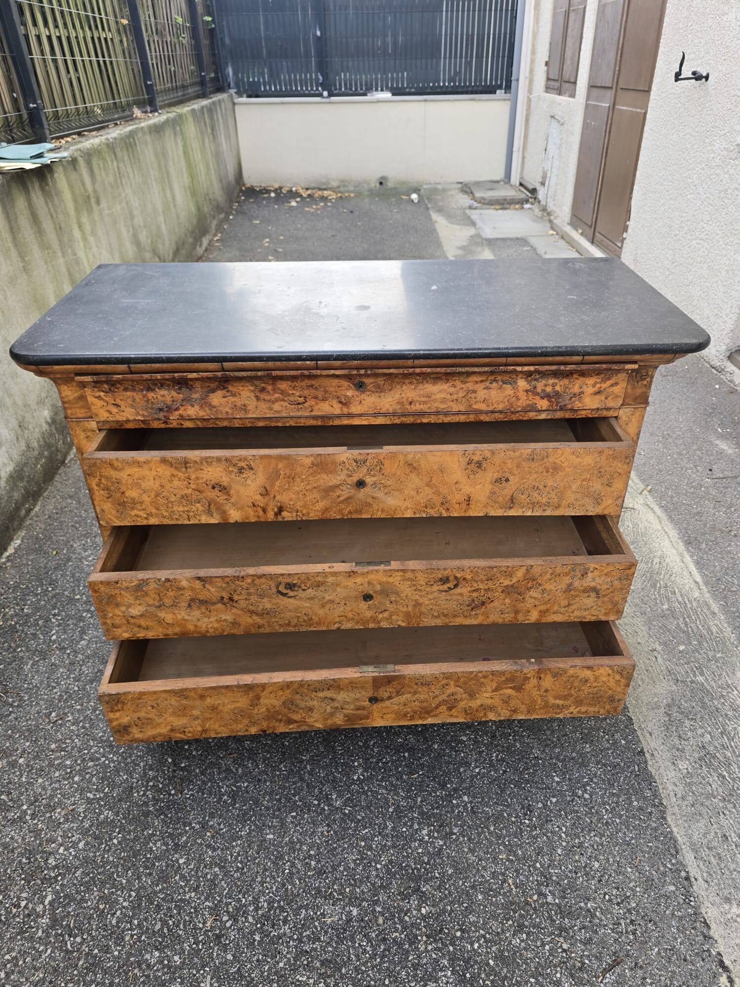 Restoration period commode in walnut burl and black marble – 19th century
