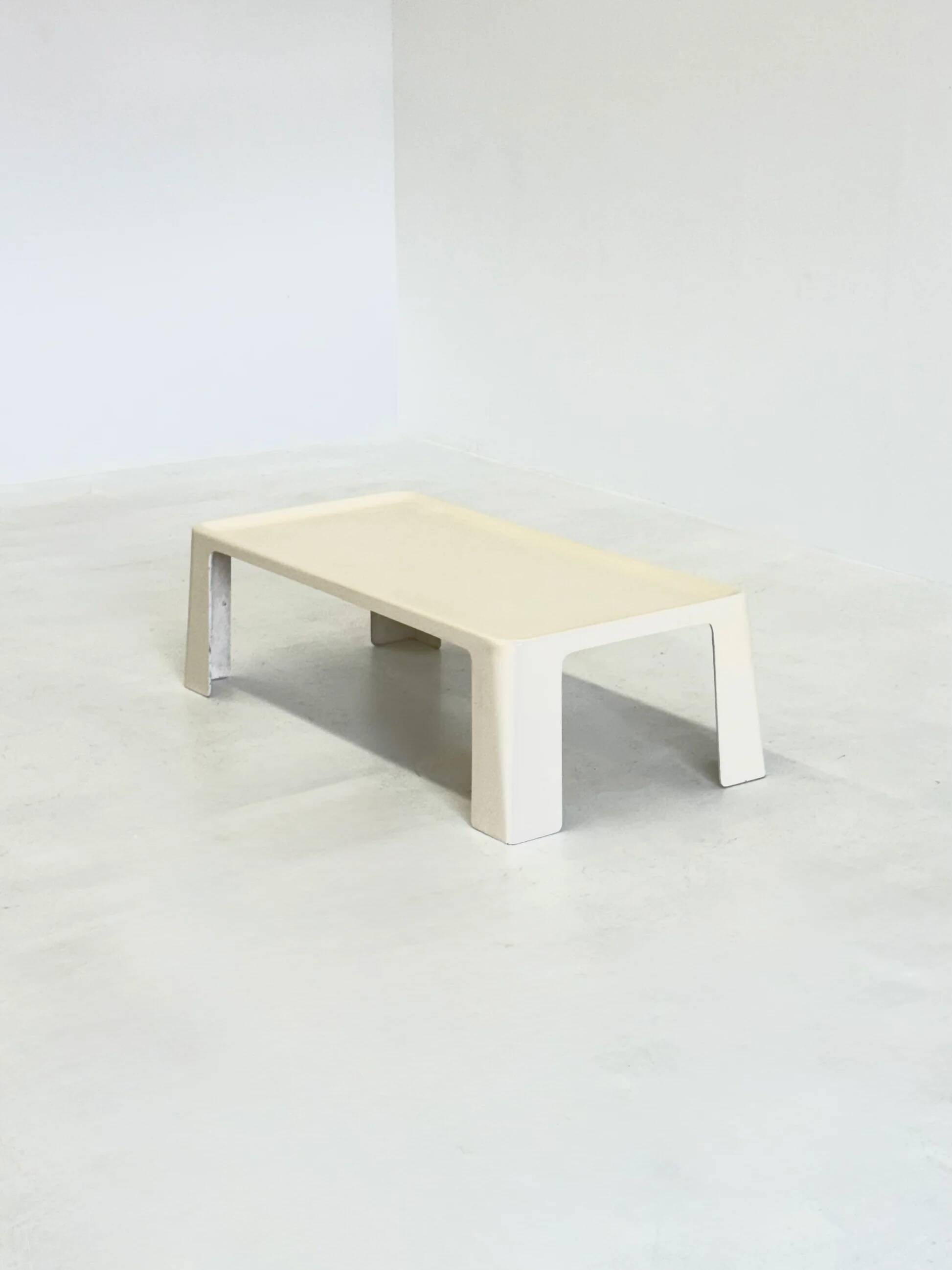 Amanta rectangular coffee table by Mario Bellini for C&B Italia in white