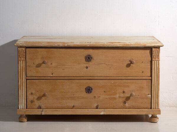 Small antique chest of drawers (circa 1920)