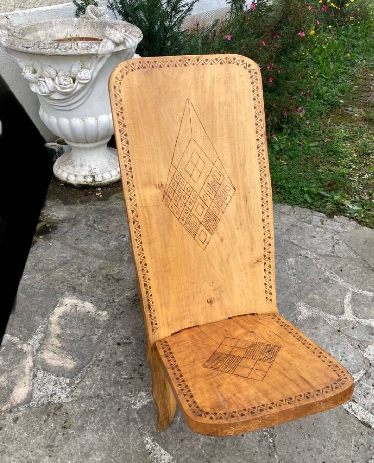 Grande chaise Africaine vintage en bois massif sculpté de motifs géométriques