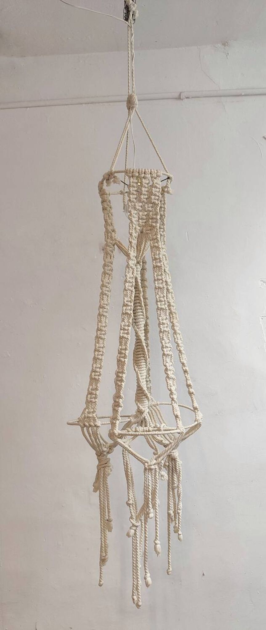 Lámpara de techo de macramé. Spain, 1980s.