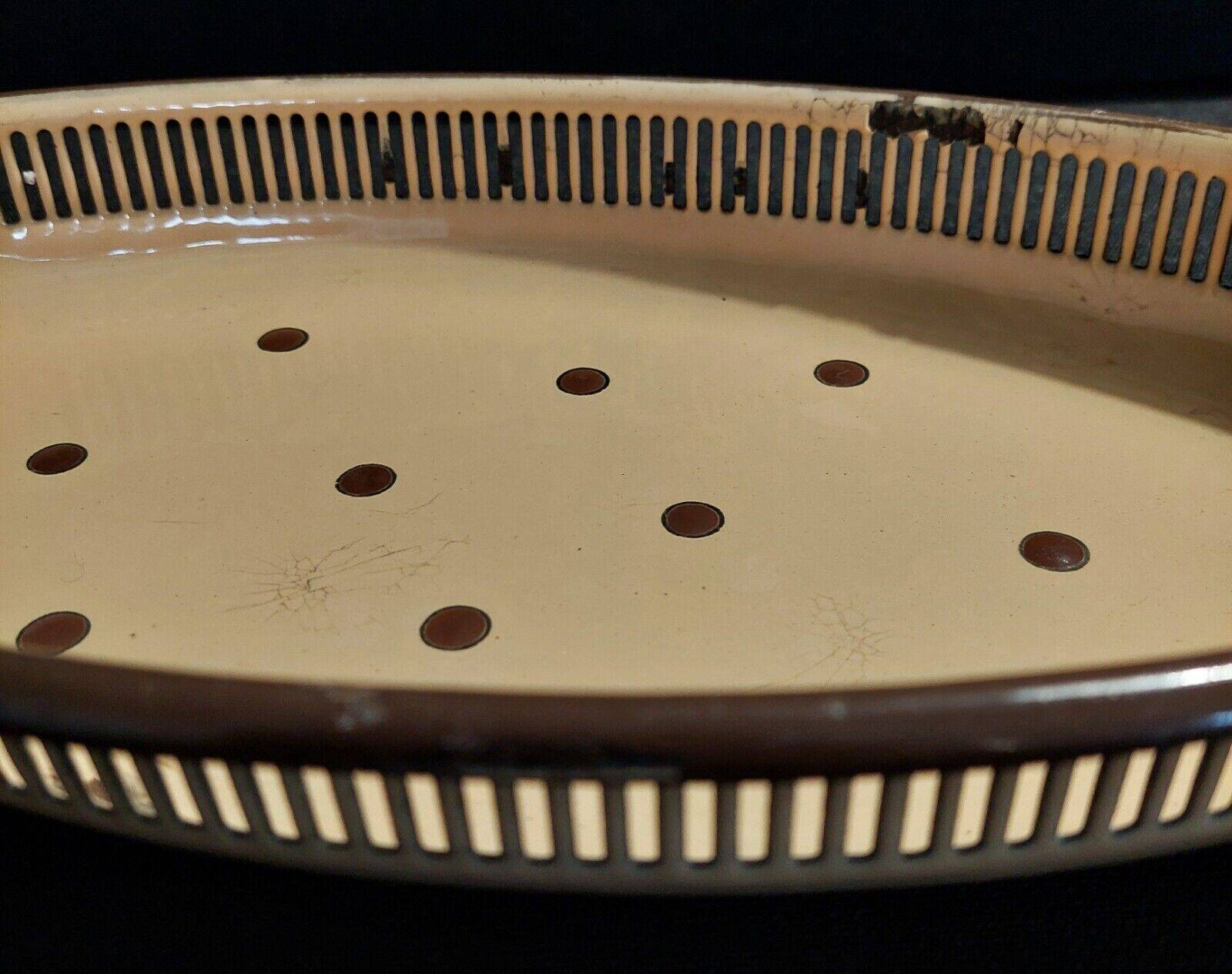 Bread basket in enameled sheet metal with brown dots, first half of the 20th century