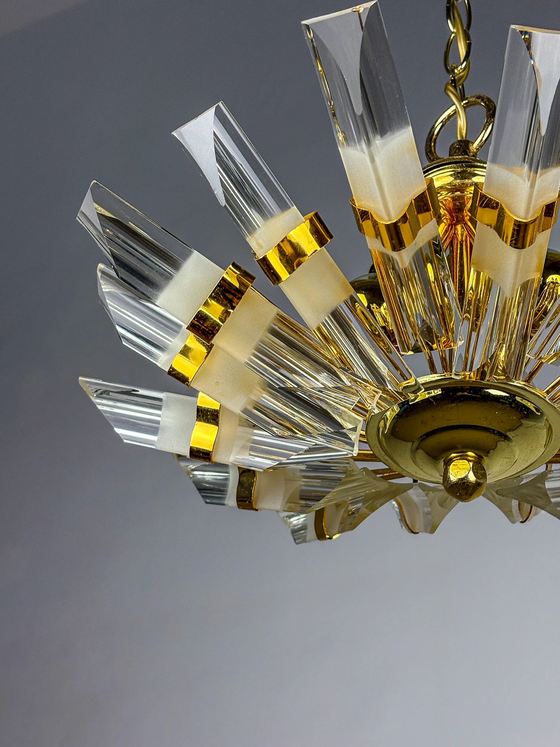 Lustre en forme de soleil par Oscar Torlasco pour StilKronen, en verre de Murano taillé, Italie années 1970.