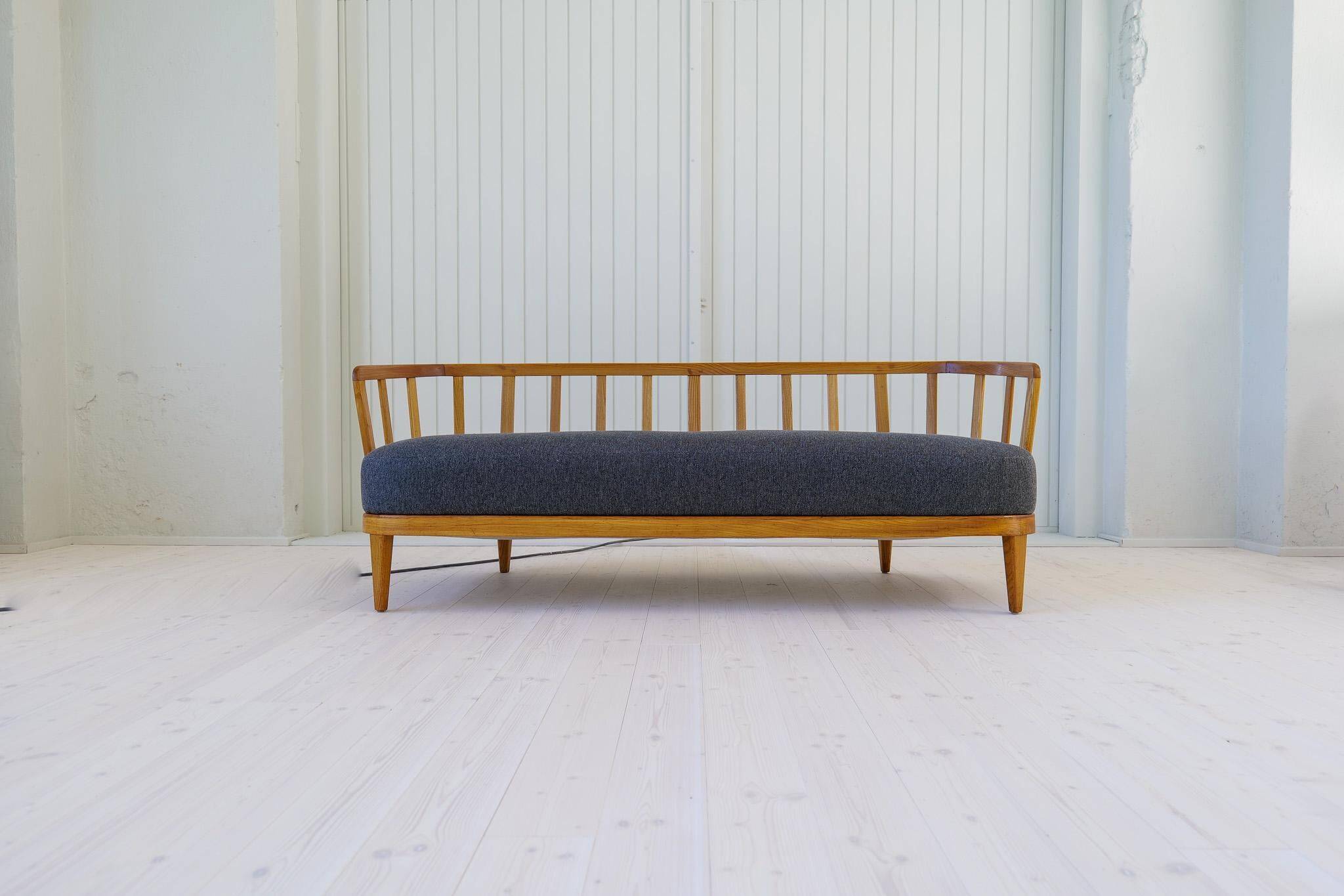 Mid-Century Modern Sculptural Canapé Model "Värend" Carl Malmsten, 1942