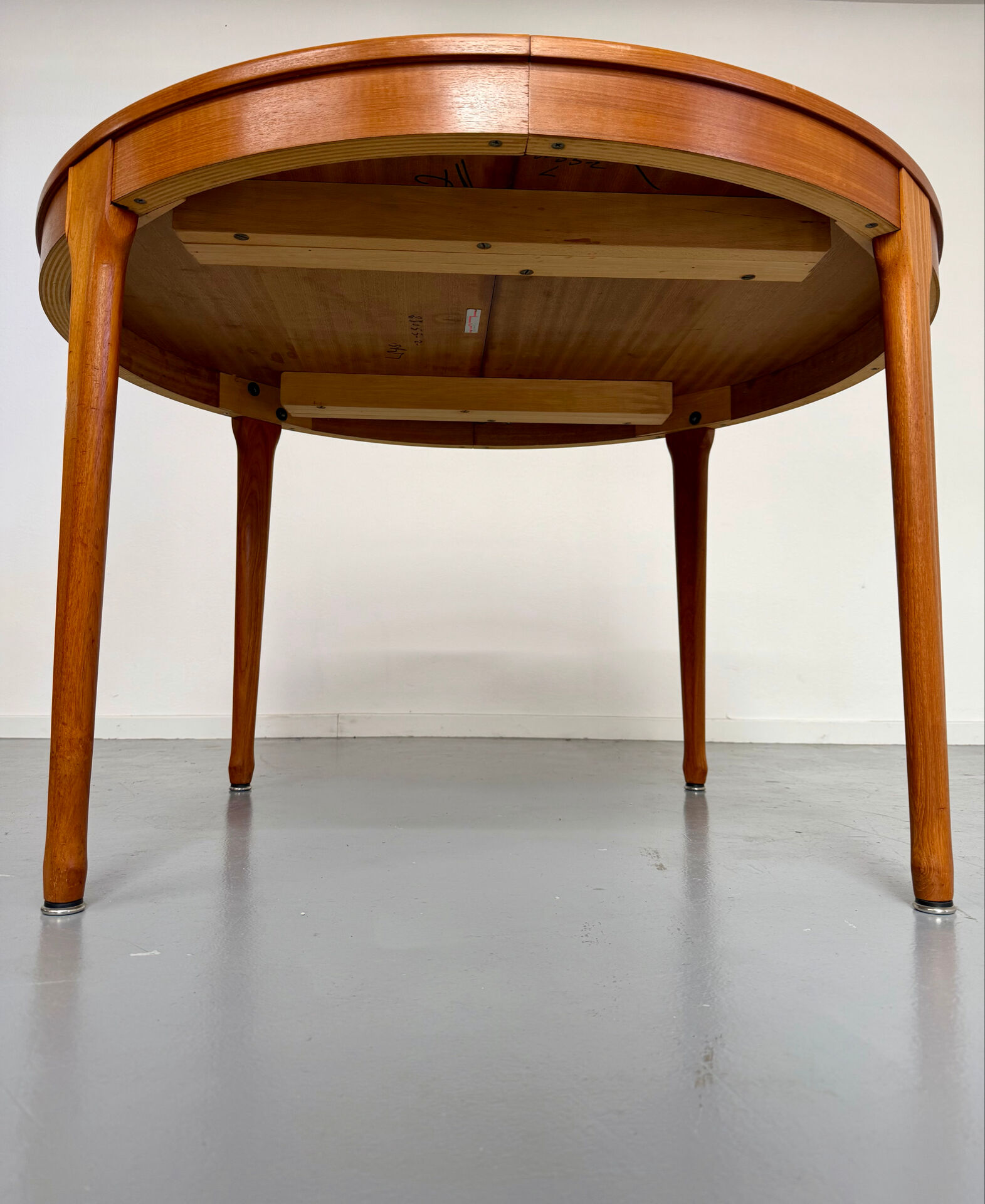 Extendable round teak table French design TV furniture Paris 1960