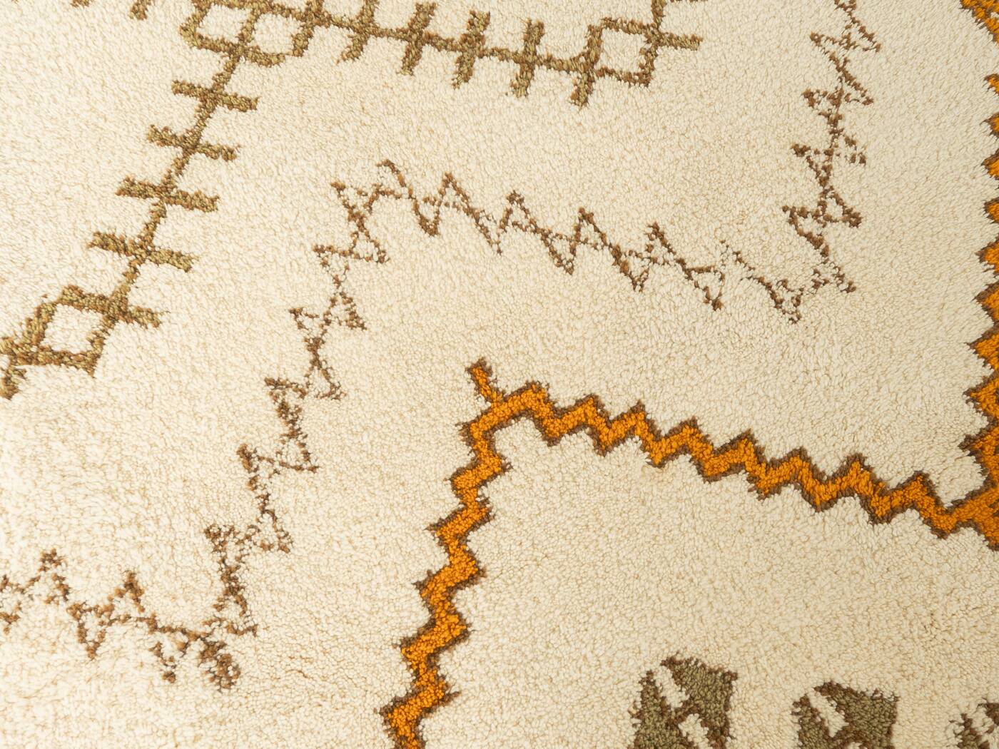 XXL Berber rug with long fringes from the 1960s. Cream-coloured pile with patterns in orange and green tones.