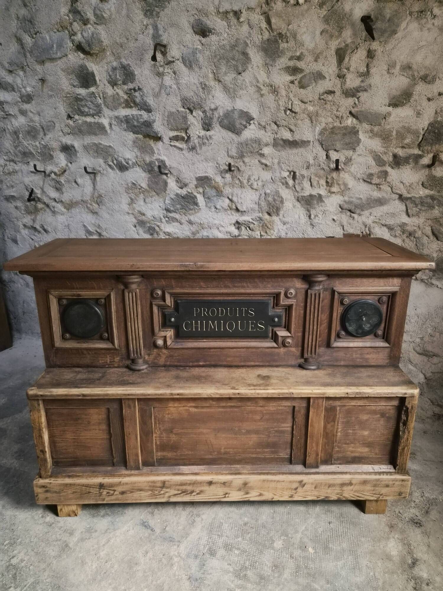 Pharmacy counter in antique oak / kitchen island, circa 1870–1900