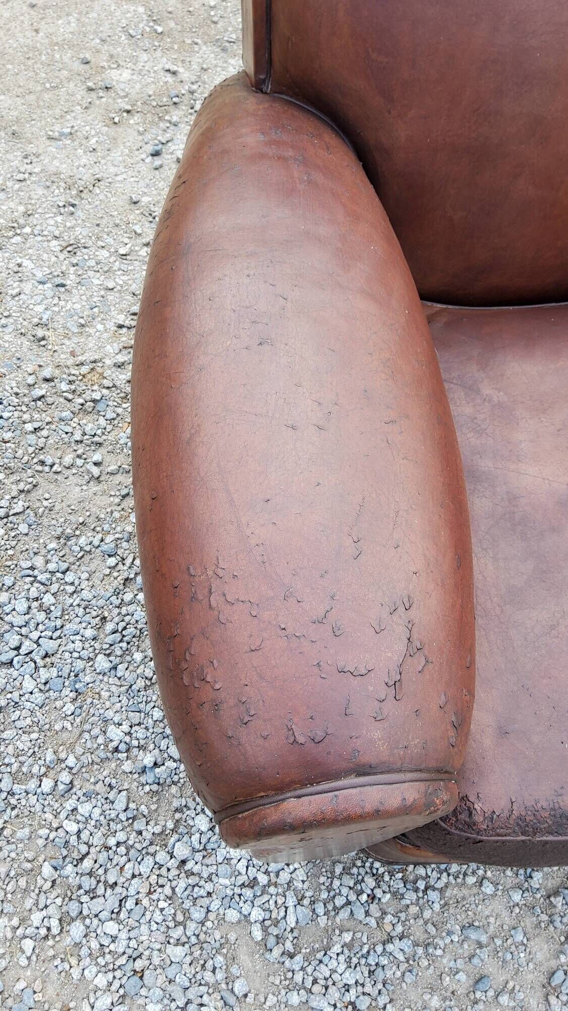 Paire de fauteuils club en cuir brun des années 30