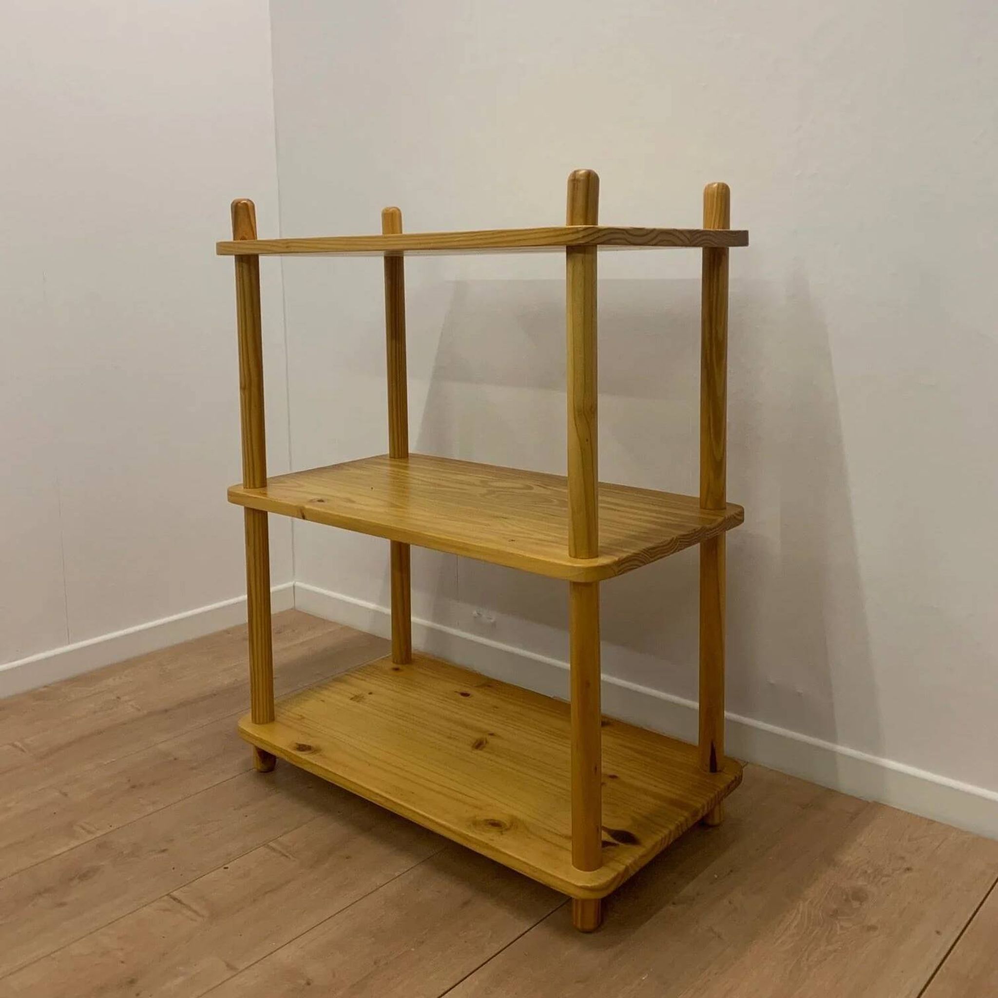 Étagère en pin dans le style de Willem Lutjens