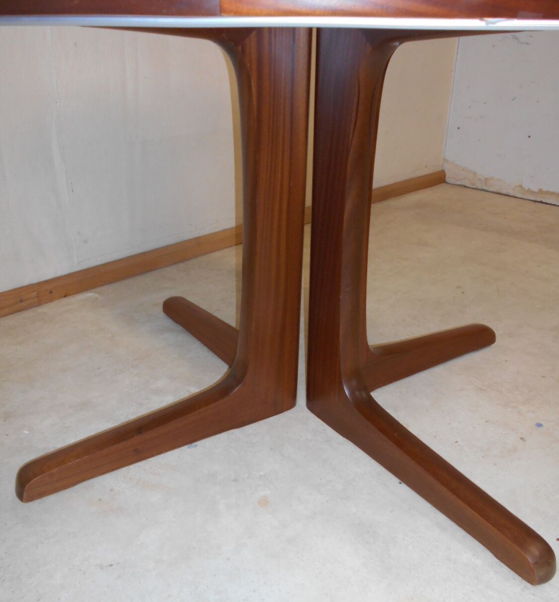 Expandable round teak table