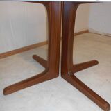 Expandable round teak table