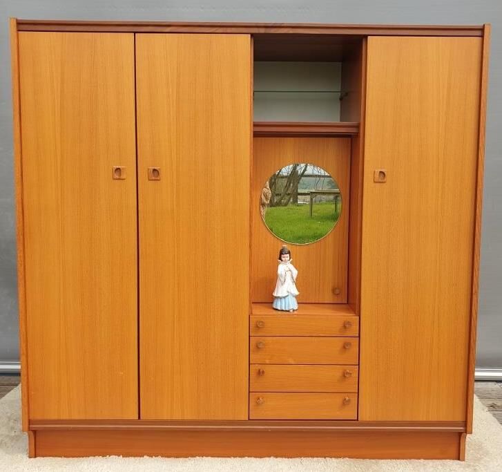 Scandinavian dressing cabinet with round mirror