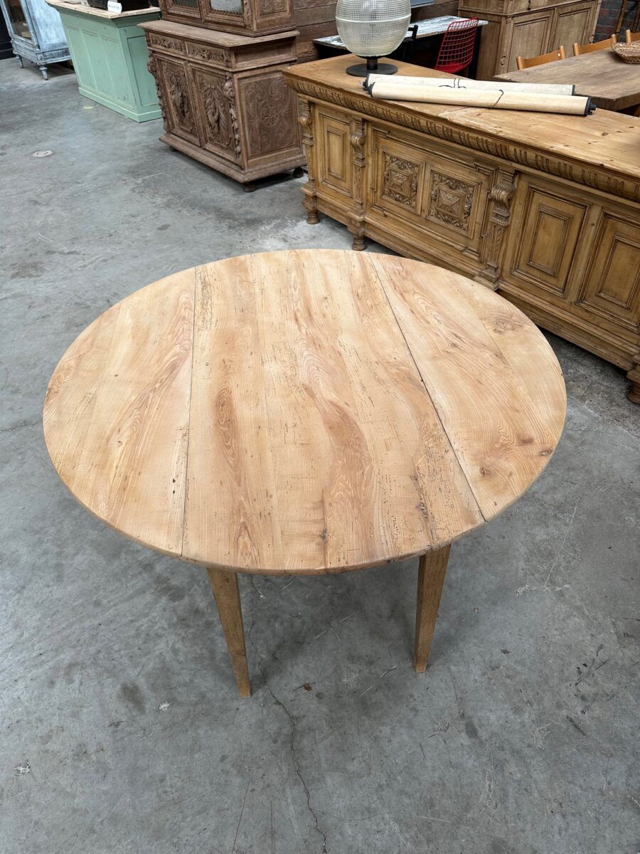 Round table in elm from the early 20th century.