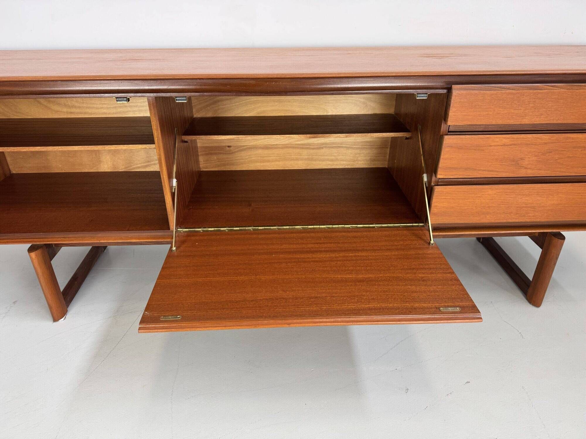 Vintage sideboard White an Newton