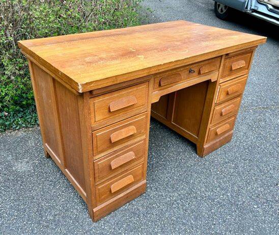 Petit bureau à caissons américain meuble ancien bois art décoratif deco années 50 indus métier atelier administration