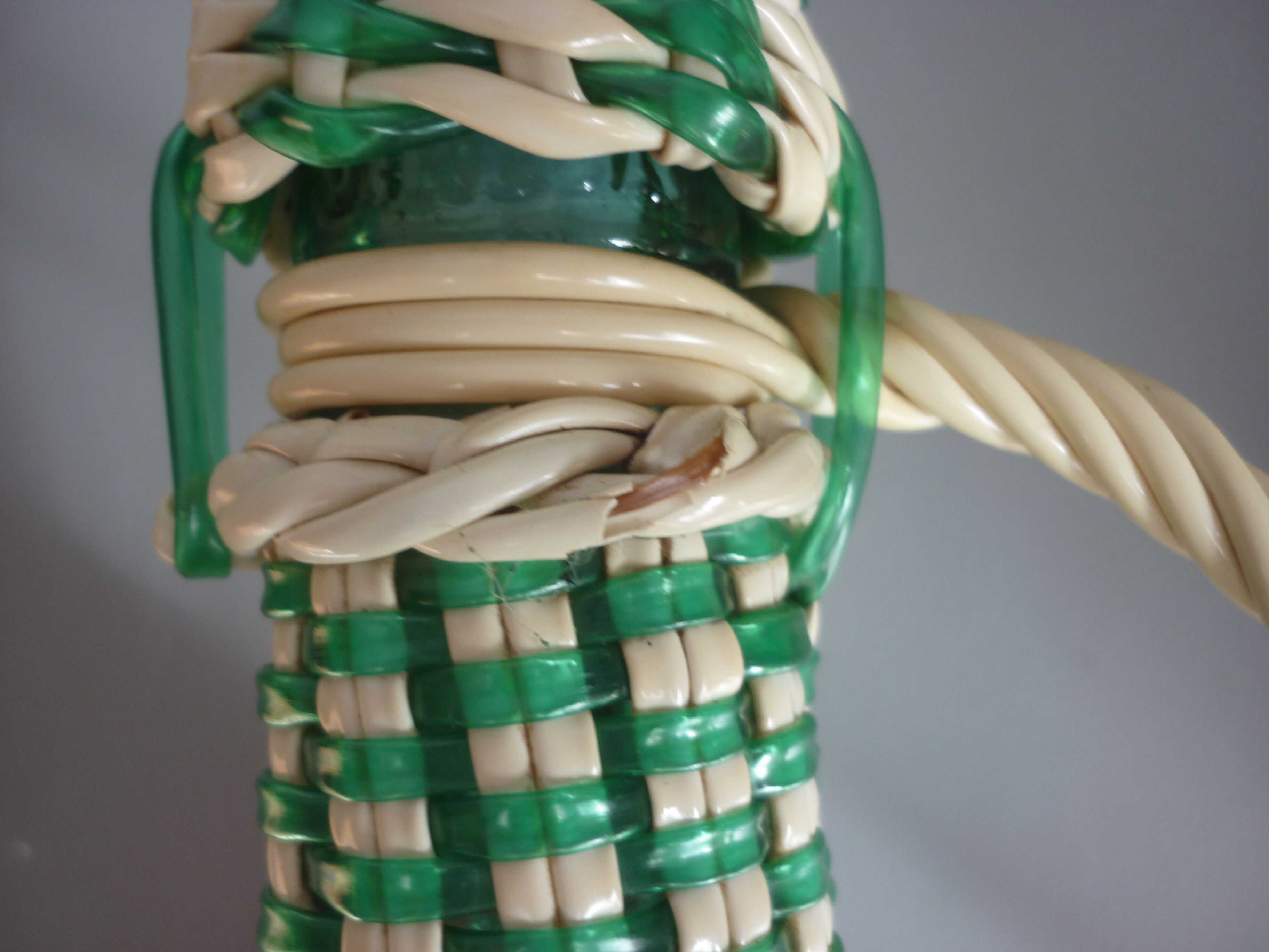 Bouteille fils scoubidou vert et rose