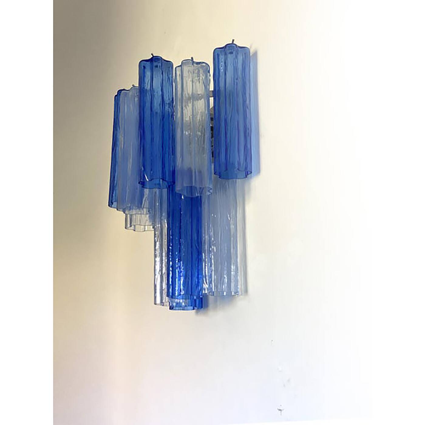 Applique murale contemporaine bicolore bleue "Tronchi" dans le style Venini
