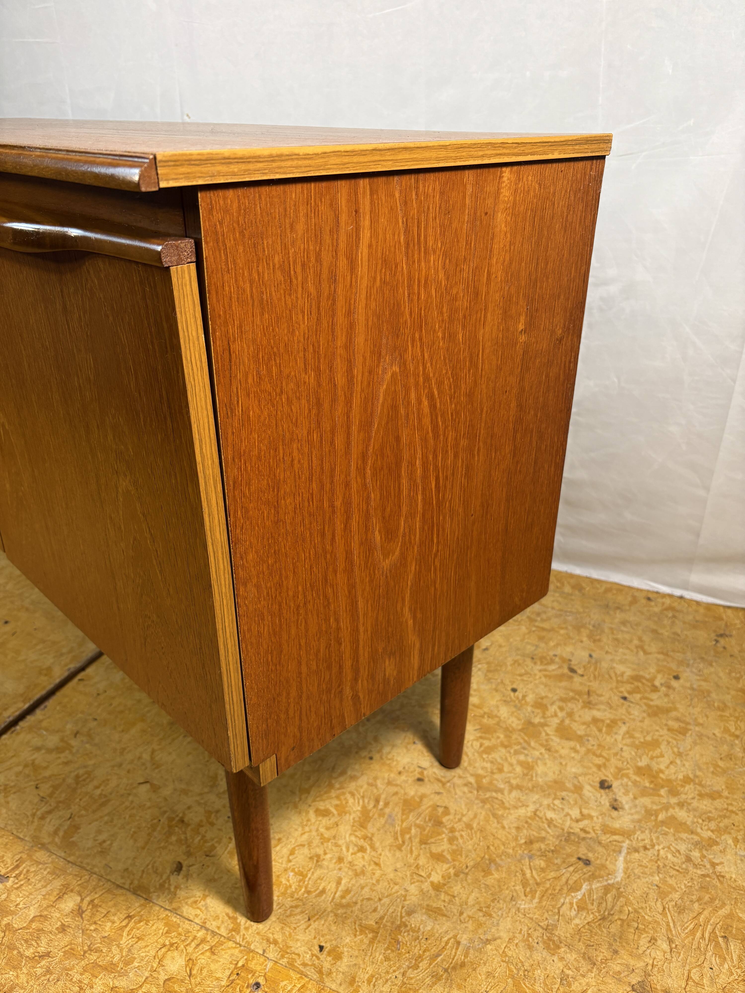 Mid-Century Retro Vintage Teak TV Unit / Media Cabinet by Sakol 1970  Compa