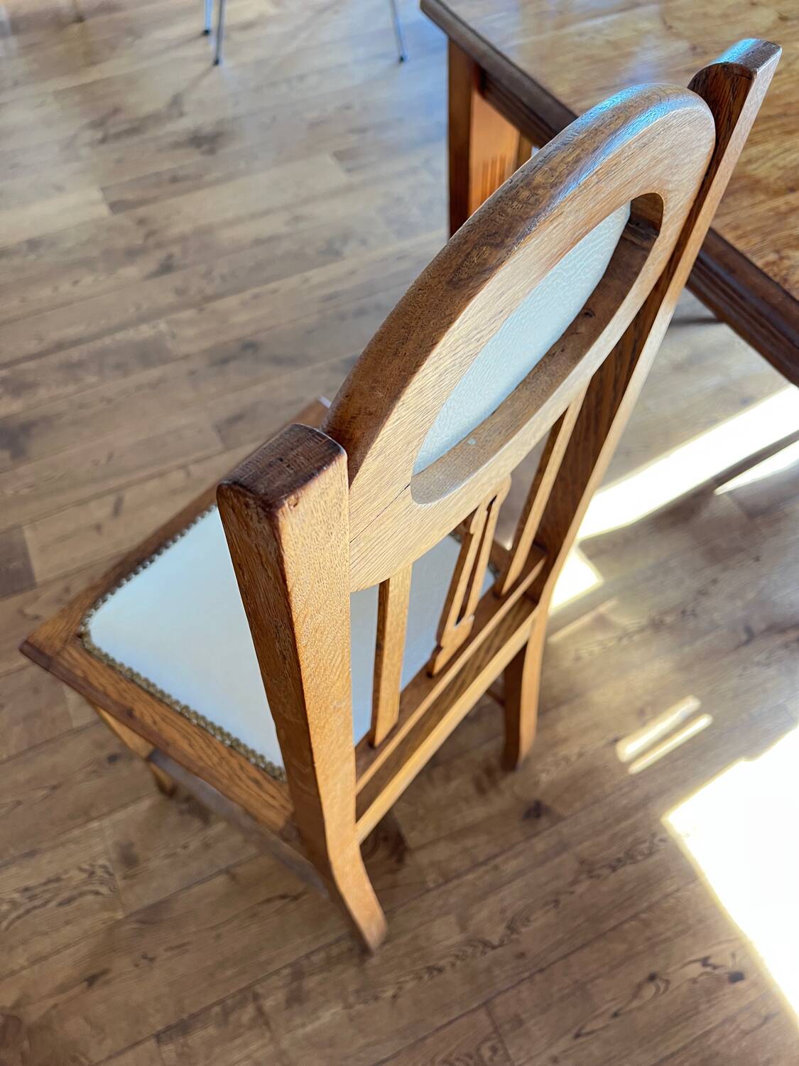 6 chaises en chêne et cuir blanc cassé