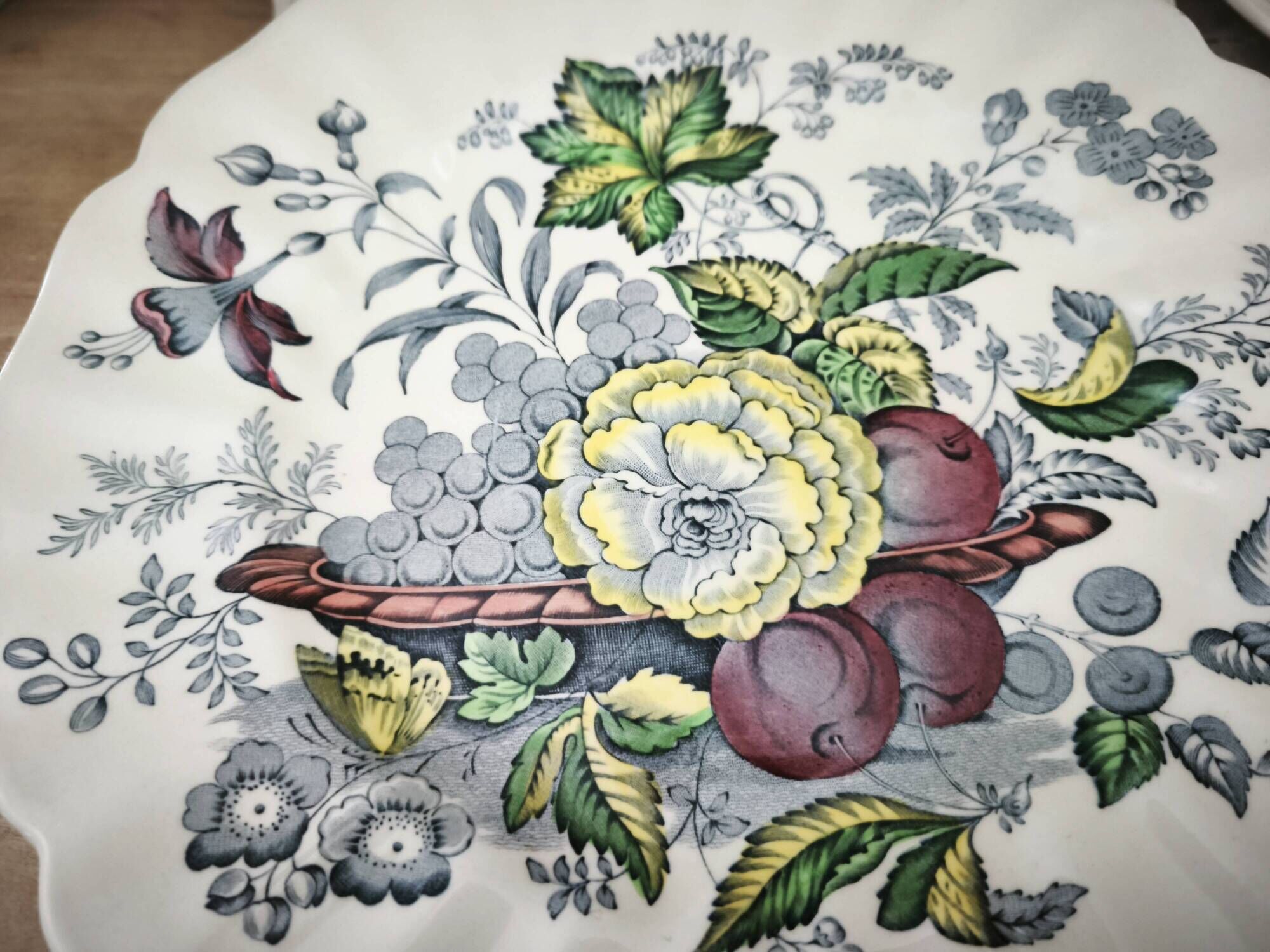 Set of 6 Royal Doulton dinner plates in the Kirkwood pattern.