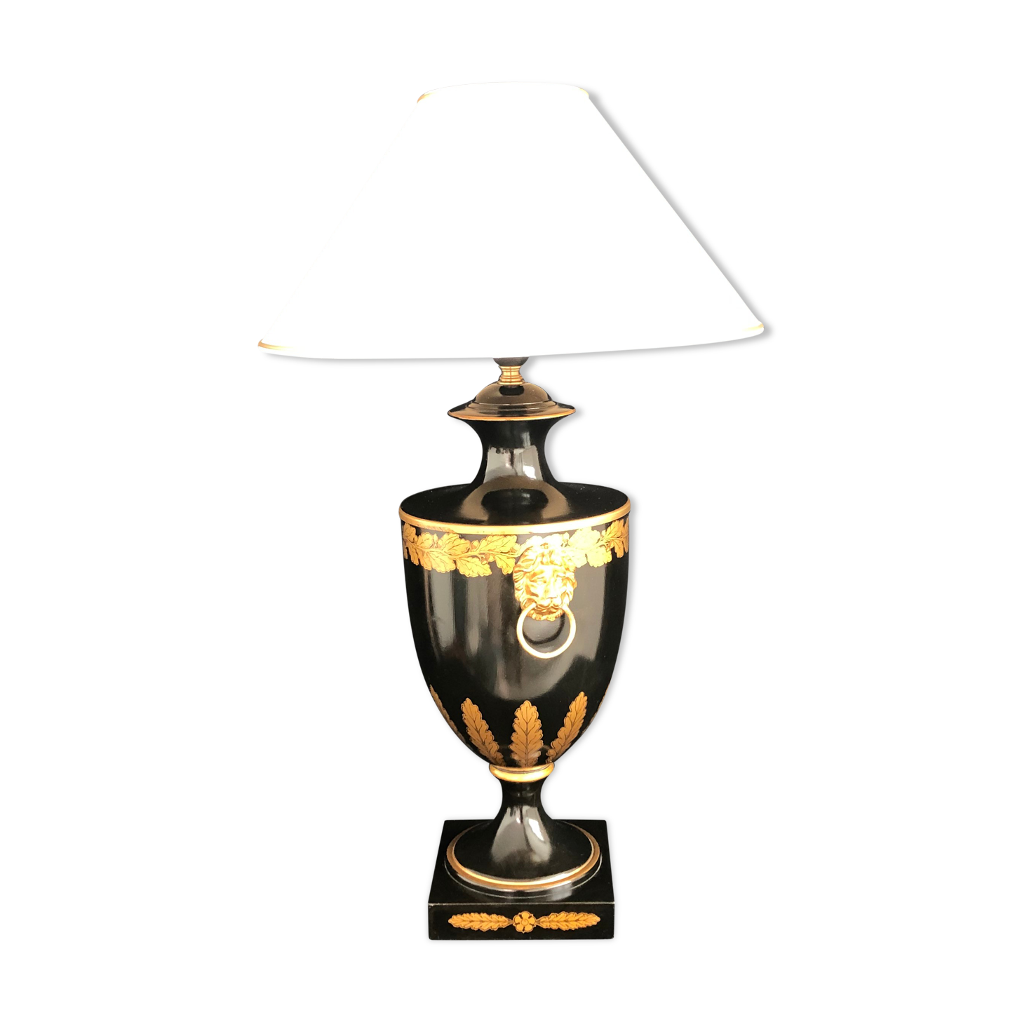 Lampe balustre Lions dorés et abat blanc et liserés dorés - Hôtel Paris Opéra Garnier