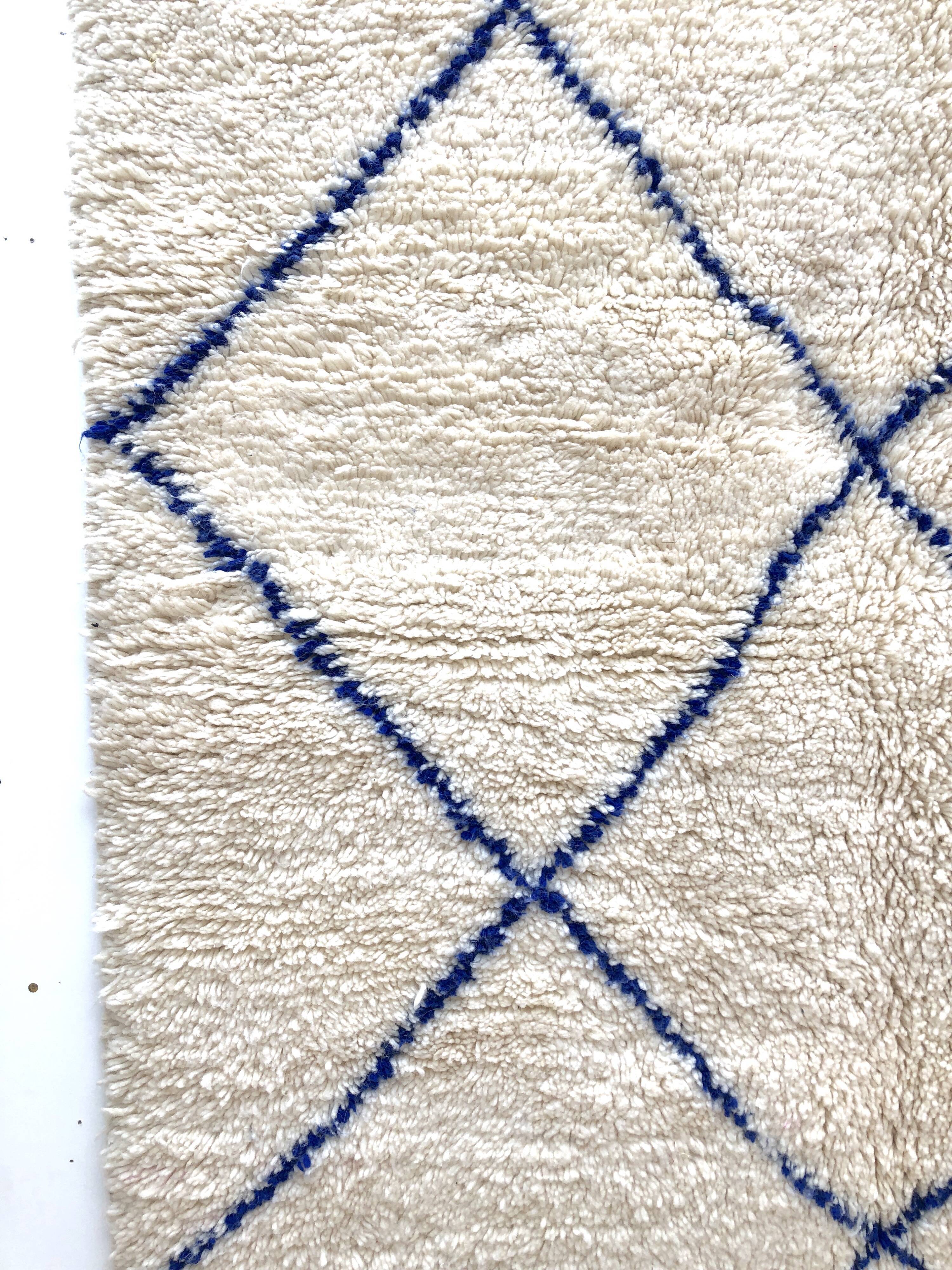 Moroccan Berber carpet Beni Ouarain ecru with majorelle blue diamonds 2.54x1.54m
