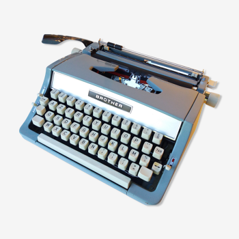 Machine à écrire Brother bleu pâle