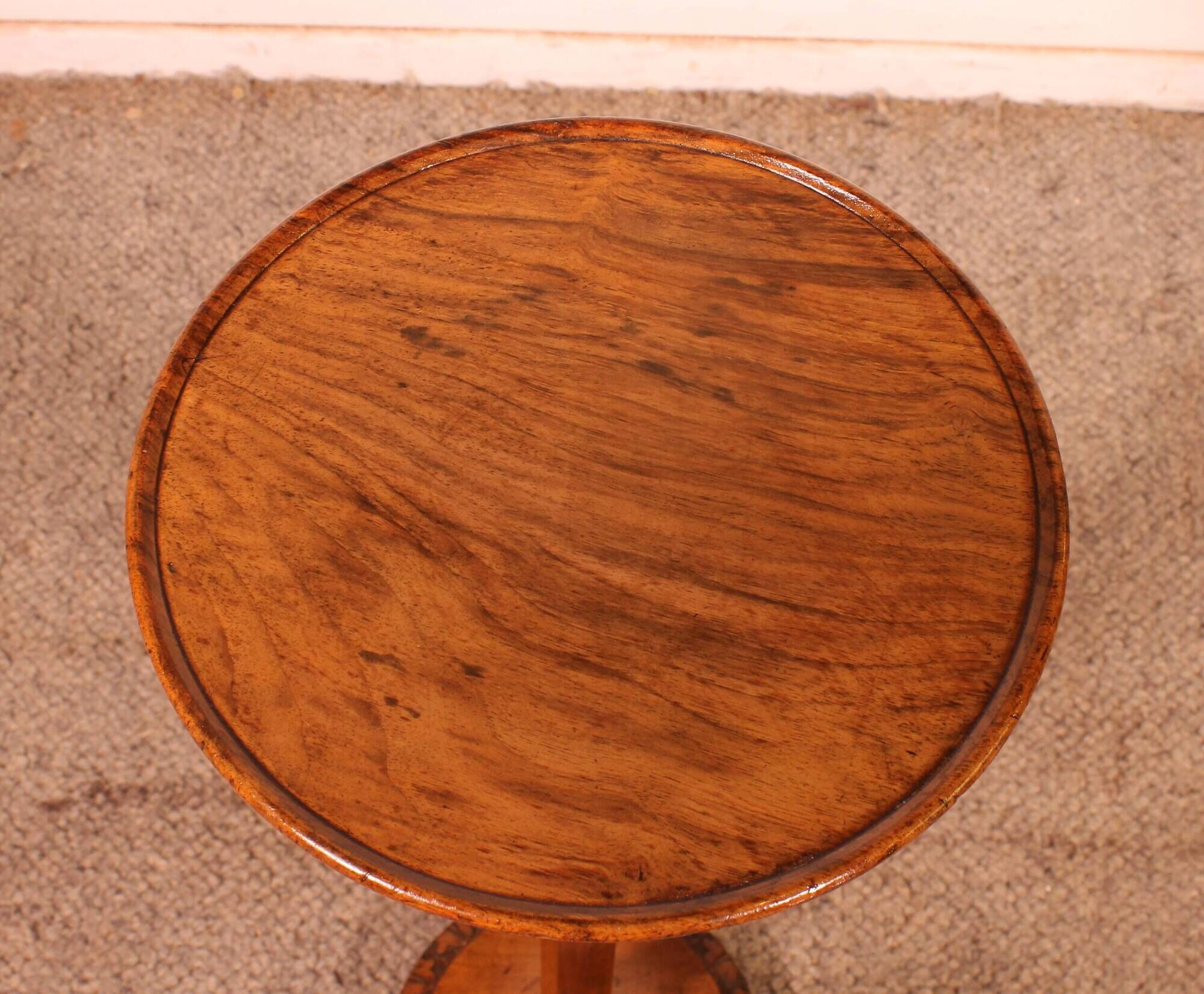 Small guéridon called tea table in walnut - 19th century stamped Holland and So.