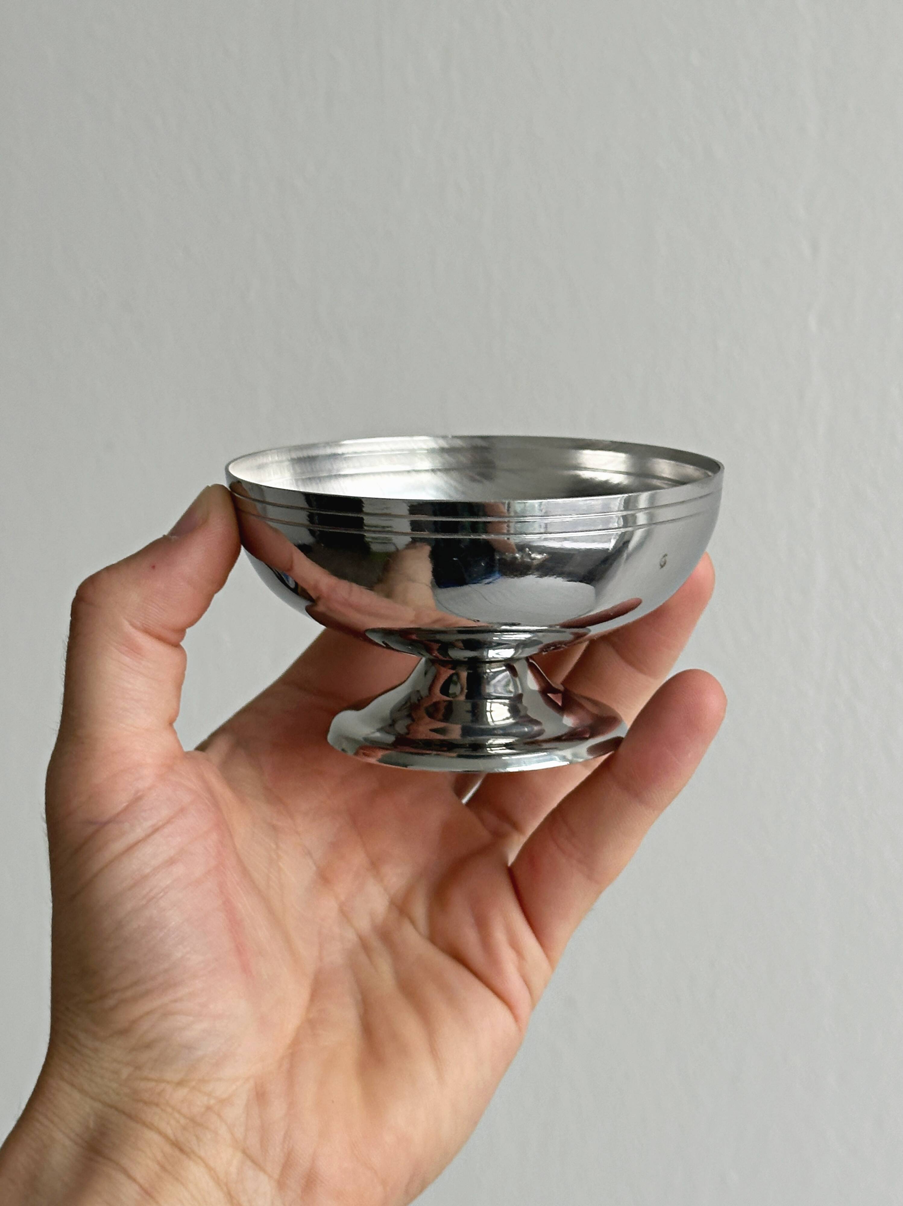Set of 6 low footed bowls in mirror stainless steel.
