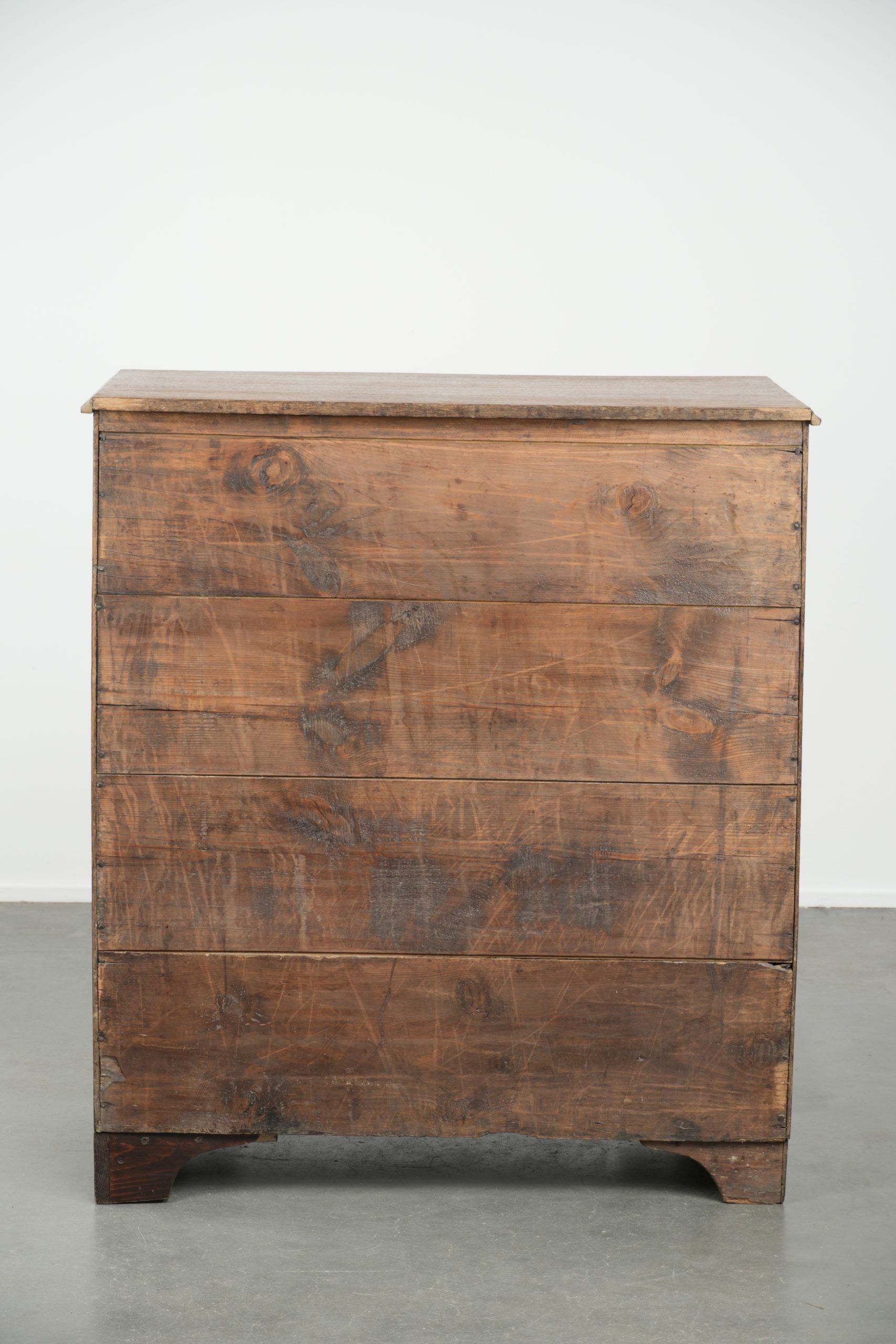 Large antique English blonde oak chest of drawers from the 18th century