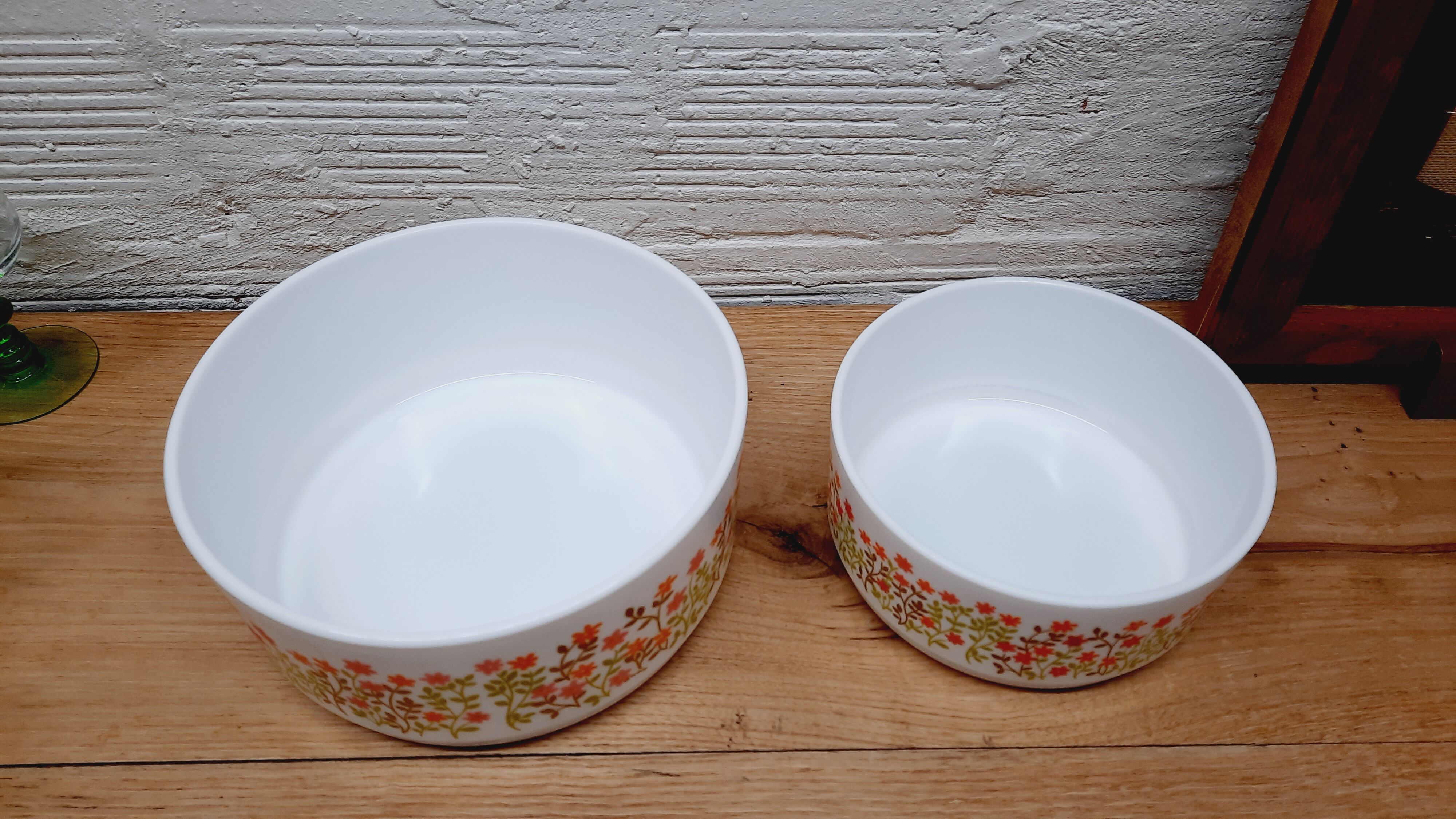 Lot 2 salad bowls Arcopal small flowers