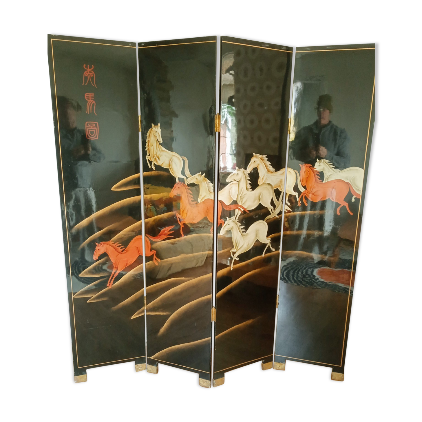 Lacquered screen with a horse pattern