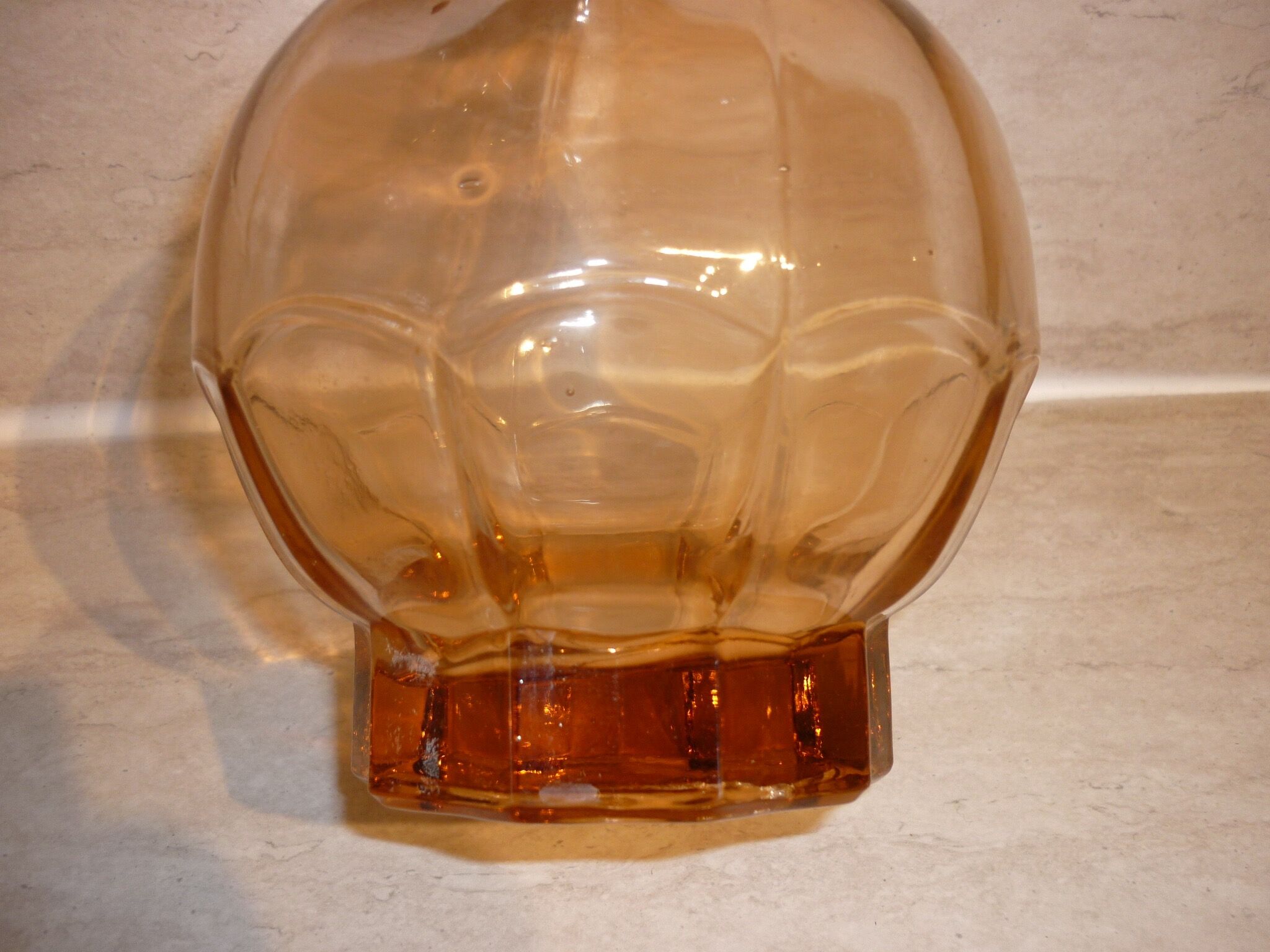 Carafe art-deco pink molded glass