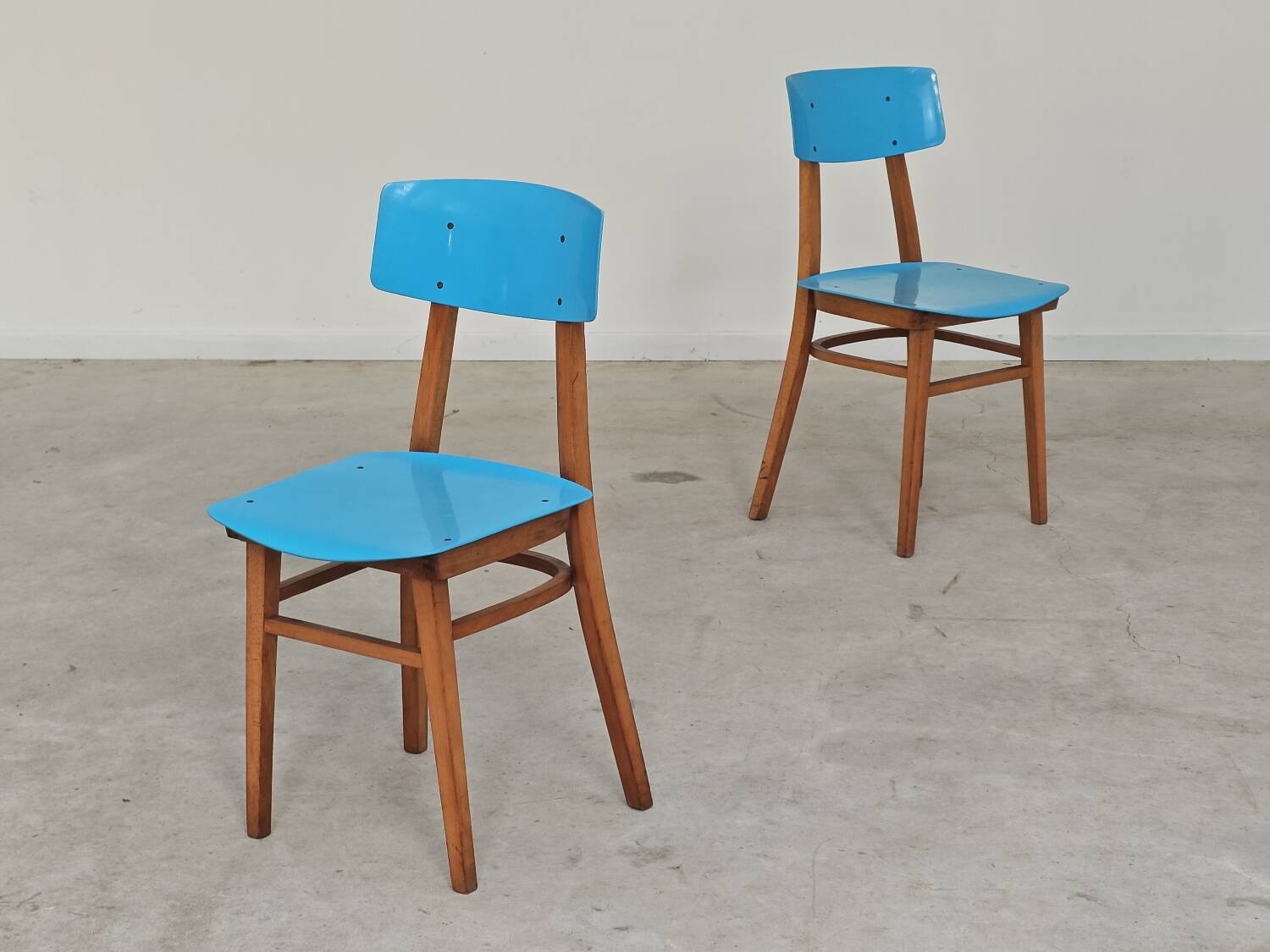 Pair of wooden and plastic chairs Ton Bystrice Thonet