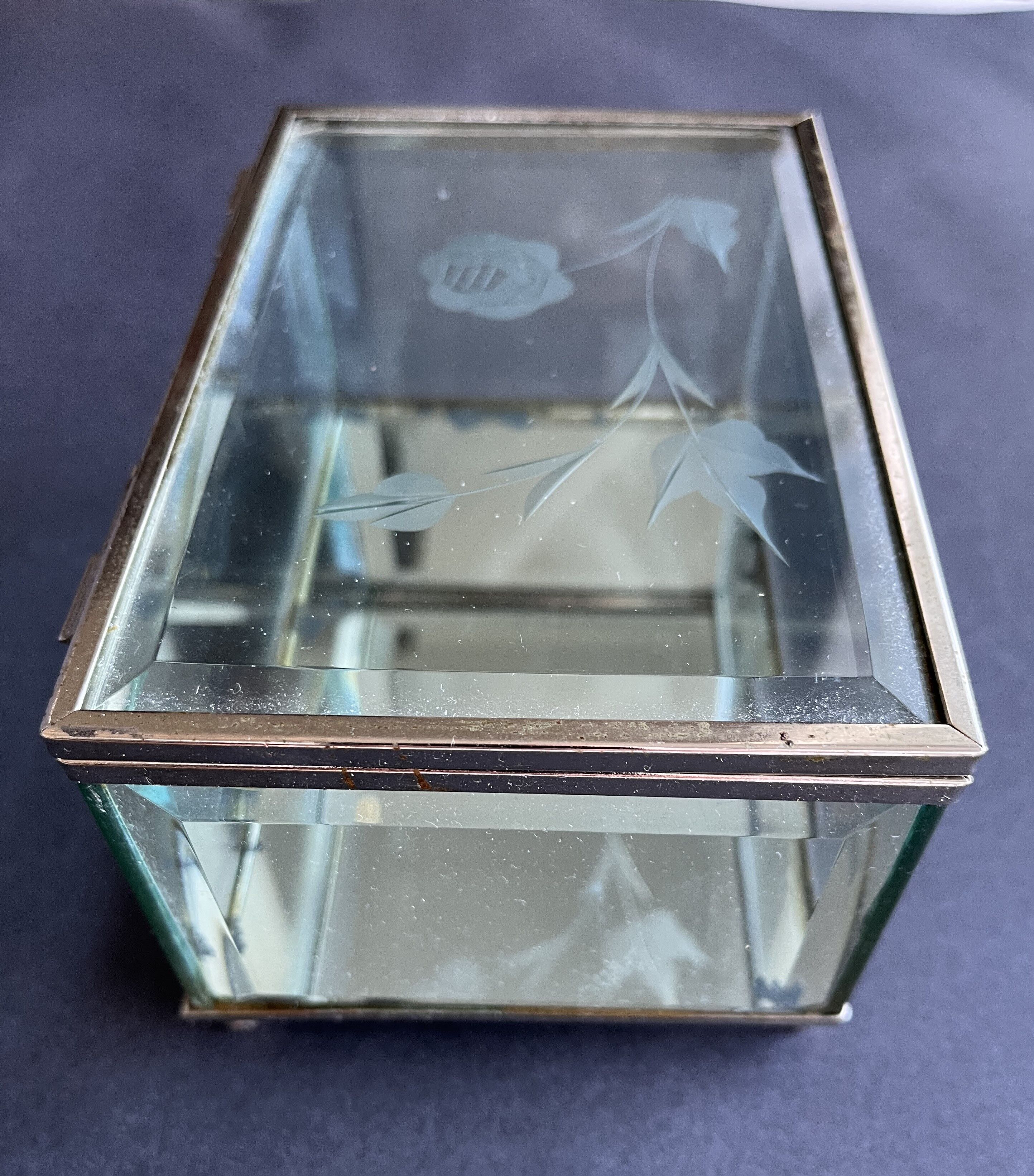 Glass jewelry box