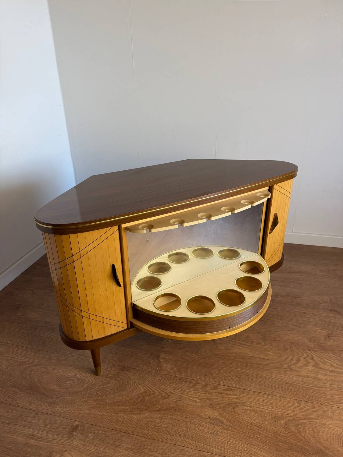 Meuble bar vintage à plateau tournant – l’esprit cocktail des années 50