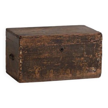 Coffre ancien à patine foncée (Année 1906) #5